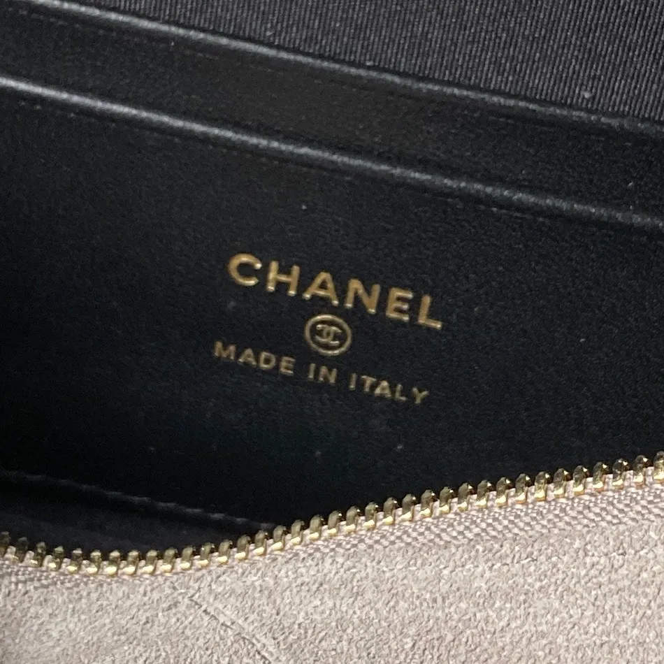 Chanel❤️26S 热门款 AP5186 麂皮拼羊皮（Vanity Case / LP包）是近年超火的复古风化妆盒包 经典的菱格绗缝工艺 搭配正面复古金色双C金属logo 五金做旧处理 呼应整体复古调性 搭配可拆卸的皮穿链肩带+短款手提柄 配色也太绝了吧 自带美拉德滤镜 复古贵气感直接拉满 尺寸: 19.5 &times; 17 &times; 5 cm