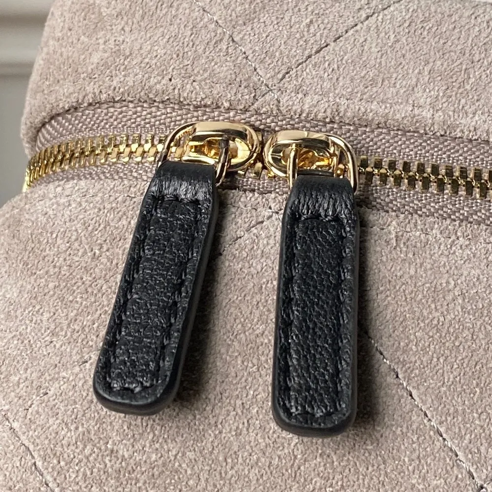 Chanel❤️26S 热门款 AP5186 麂皮拼羊皮（Vanity Case / LP包）是近年超火的复古风化妆盒包 经典的菱格绗缝工艺 搭配正面复古金色双C金属logo 五金做旧处理 呼应整体复古调性 搭配可拆卸的皮穿链肩带+短款手提柄 配色也太绝了吧 自带美拉德滤镜 复古贵气感直接拉满 尺寸: 19.5 &times; 17 &times; 5 cm