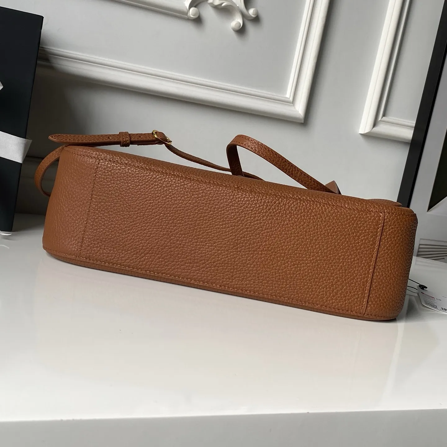 浅金 Chanel ☀️26S Maxi机场包 CF 经典中古风 属于近年大火的复古回潮款式 AS6231|高定级荔枝纹牛皮 复古亮金色经典双C扣 低调贵气 皮质颗粒饱满 肌理感强 耐刮耐磨 不动声色间 便将品牌底蕴与精致格调悄然展露 把小香骨子里的优雅风骨诠释得淋漓尽致 真正的高级 从来都无需刻意张扬 尺寸:19.5 × 32 ×10cm