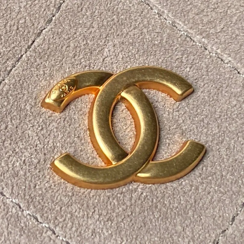 Chanel❤️26S 热门款 AP5186 麂皮拼羊皮(Vanity Case / LP包)是近年超火的复古风化妆盒包 经典的菱格绗缝工艺 搭配正面复古金色双C金属logo 五金做旧处理 呼应整体复古调性 搭配可拆卸的皮穿链肩带+短款手提柄 配色也太绝了吧 自带美拉德滤镜 复古贵气感直接拉满 尺寸: 19.5 × 17 × 5 cm