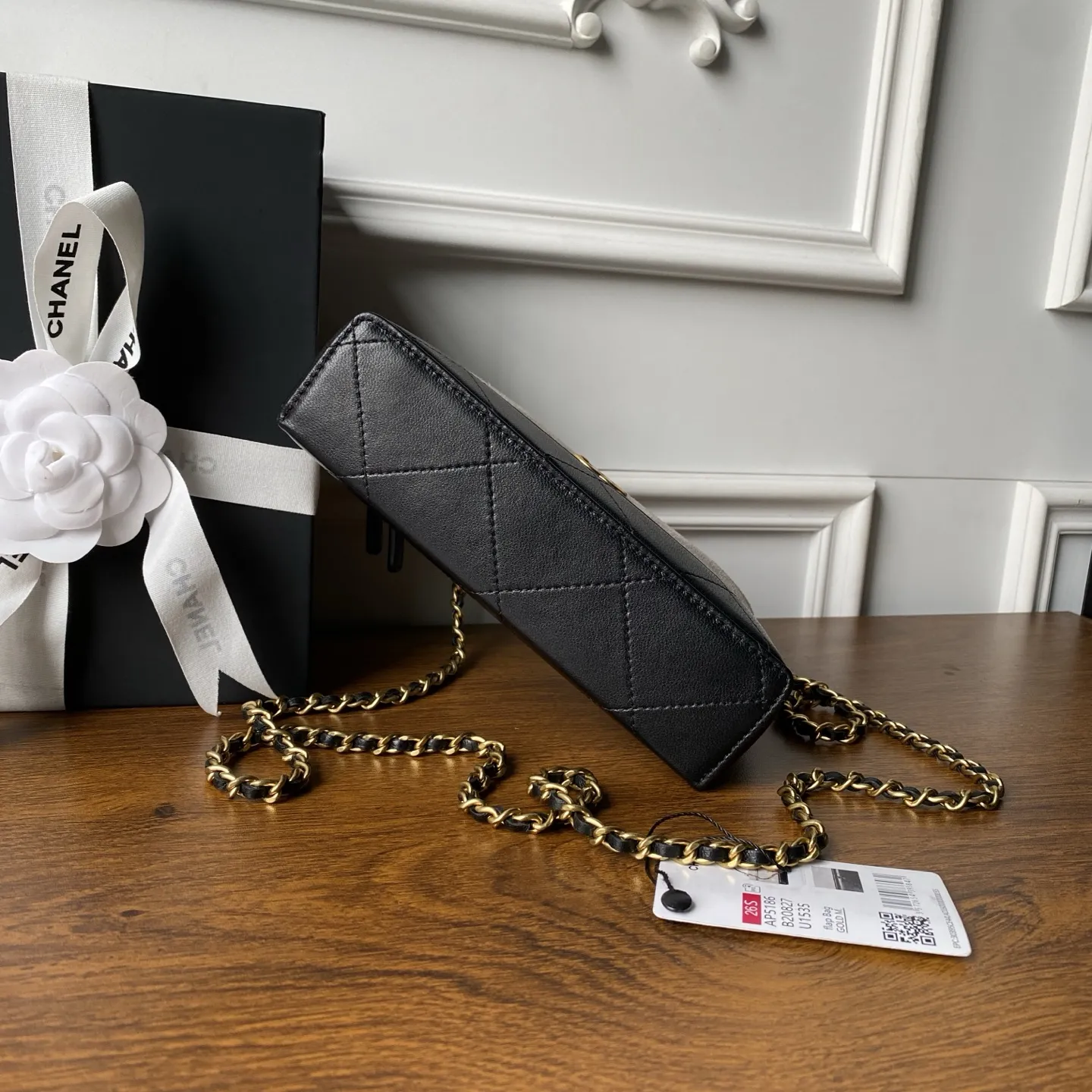 Chanel❤️26S 热门款 AP5186 麂皮拼羊皮(Vanity Case / LP包)是近年超火的复古风化妆盒包 经典的菱格绗缝工艺 搭配正面复古金色双C金属logo 五金做旧处理 呼应整体复古调性 搭配可拆卸的皮穿链肩带+短款手提柄 配色也太绝了吧 自带美拉德滤镜 复古贵气感直接拉满 尺寸: 19.5 × 17 × 5 cm