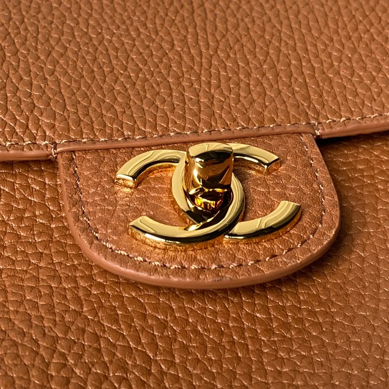 浅金 Chanel ☀️26S Maxi机场包 CF 经典中古风 属于近年大火的复古回潮款式 AS6231|高定级荔枝纹牛皮 复古亮金色经典双C扣 低调贵气 皮质颗粒饱满 肌理感强 耐刮耐磨 不动声色间 便将品牌底蕴与精致格调悄然展露 把小香骨子里的优雅风骨诠释得淋漓尽致 真正的高级 从来都无需刻意张扬 尺寸:19.5 × 32 ×10cm