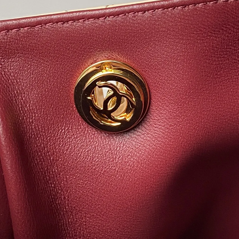 Chanel💟26S Spring/Summer 系列的爆款通勤托特包 AS6241 小牛皮手感软糯有韧性 走线工整无跳线 亮面淡金色金属链条 部分版本采用皮穿链设计 质感细腻 包口双C金属扣 既是装饰也是固定结构 经典菱格元素与现代实用主义的融合之作 它延续了香奈儿标志性的优雅基因 同时针对当代通勤需求做了轻量化 大容量的优化 尺寸:40&times;28&times;9.5cm