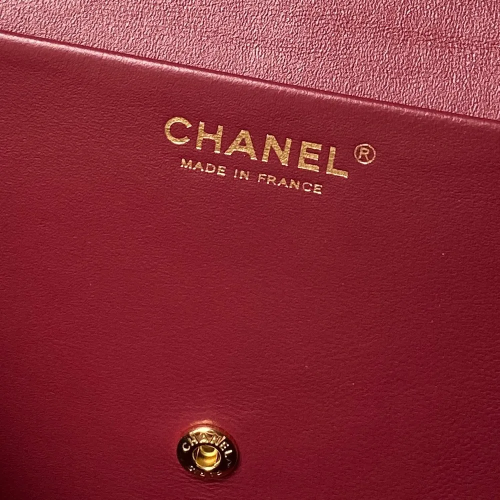 浅金 Chanel ☀️26S Maxi机场包 CF 经典中古风 属于近年大火的复古回潮款式 AS6231｜高定级荔枝纹牛皮 复古亮金色经典双C扣 低调贵气 皮质颗粒饱满 肌理感强 耐刮耐磨 不动声色间 便将品牌底蕴与精致格调悄然展露 把小香骨子里的优雅风骨诠释得淋漓尽致 真正的高级 从来都无需刻意张扬 尺寸:19.5 &times; 32 &times;10cm