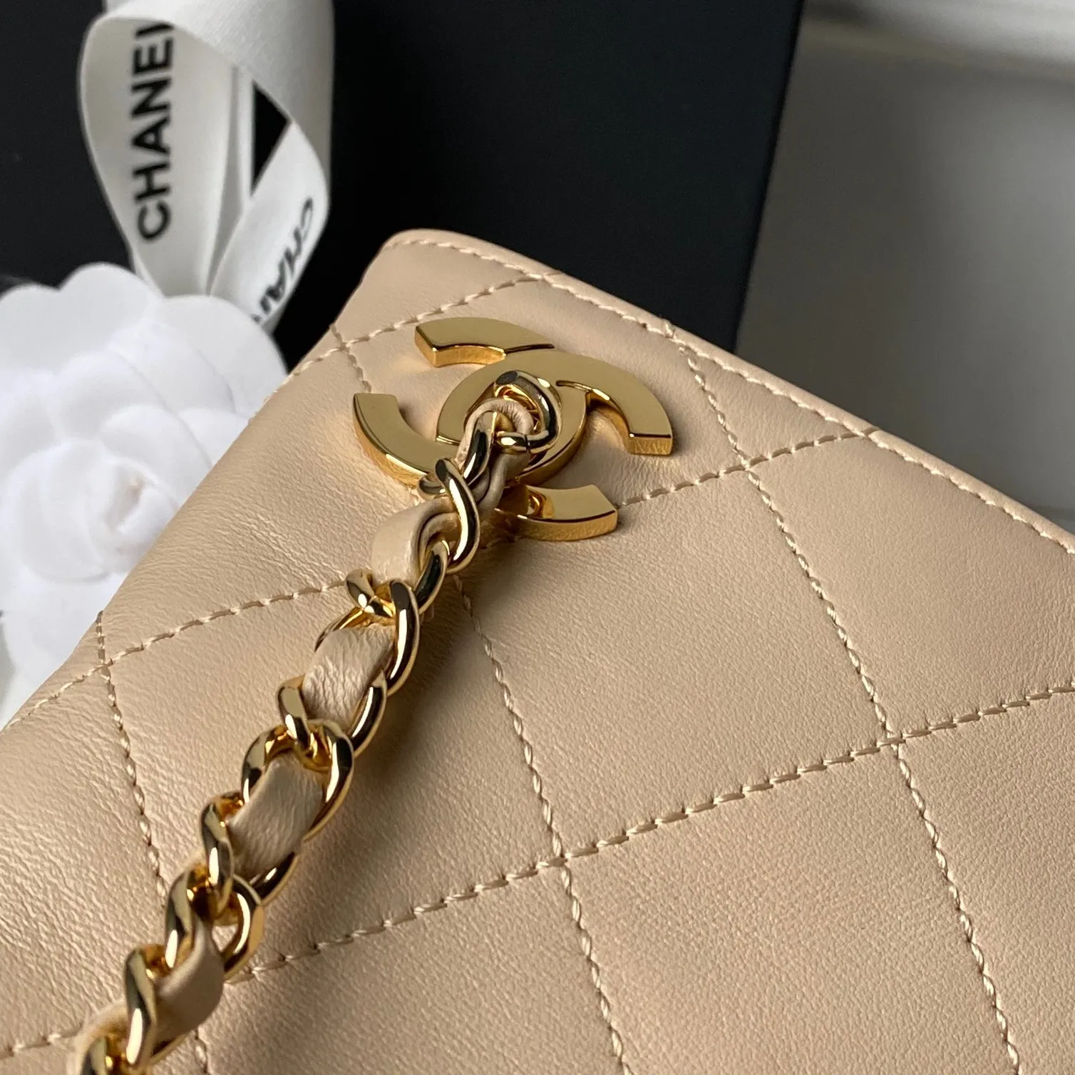 Chanel💟26S Spring/Summer 系列的爆款通勤托特包 AS6241 小牛皮手感软糯有韧性 走线工整无跳线 亮面淡金色金属链条 部分版本采用皮穿链设计 质感细腻 包口双C金属扣 既是装饰也是固定结构 经典菱格元素与现代实用主义的融合之作 它延续了香奈儿标志性的优雅基因 同时针对当代通勤需求做了轻量化 大容量的优化 尺寸:40&times;28&times;9.5cm