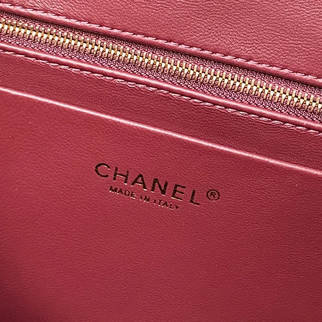 Chanel💟26S Spring/Summer 系列的爆款通勤托特包 AS6241 小牛皮手感软糯有韧性 走线工整无跳线 亮面淡金色金属链条 部分版本采用皮穿链设计 质感细腻 包口双C金属扣 既是装饰也是固定结构 经典菱格元素与现代实用主义的融合之作 它延续了香奈儿标志性的优雅基因 同时针对当代通勤需求做了轻量化 大容量的优化 尺寸:40&times;28&times;9.5cm