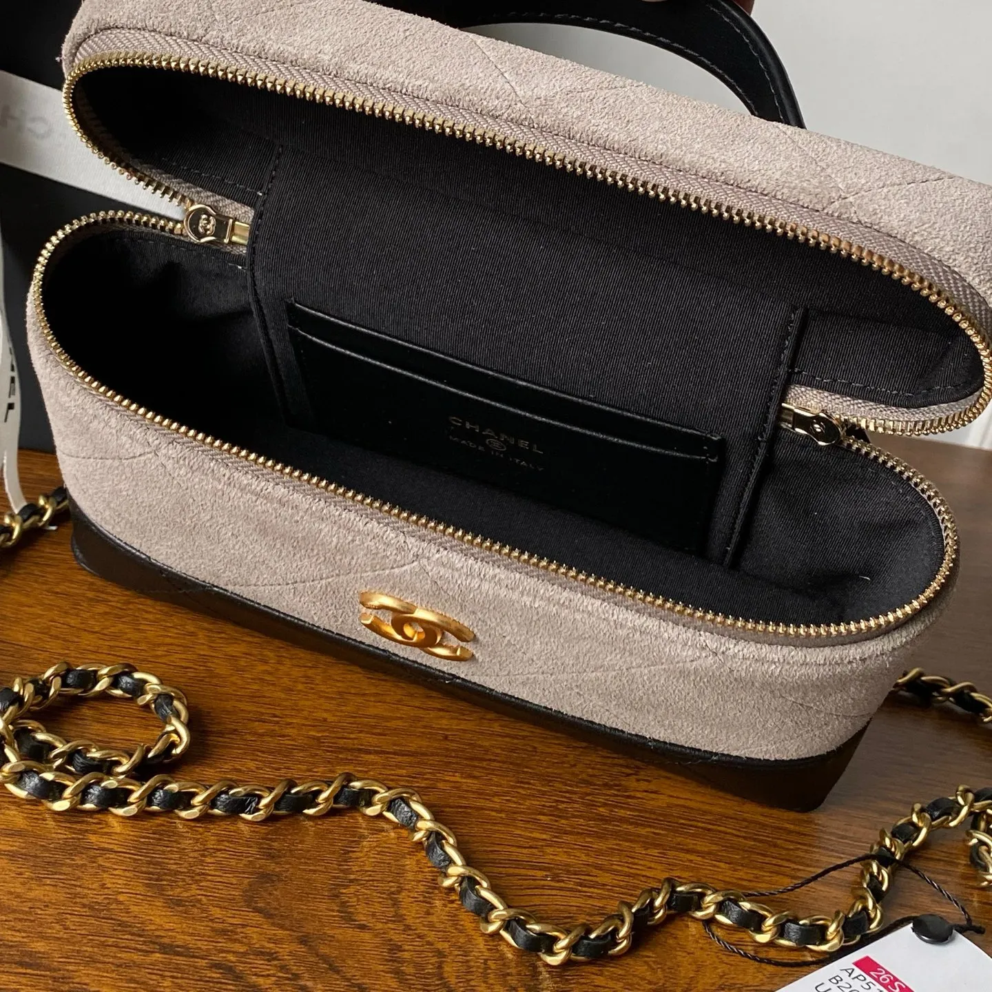 Chanel❤️26S 热门款 AP5186 麂皮拼羊皮(Vanity Case / LP包)是近年超火的复古风化妆盒包 经典的菱格绗缝工艺 搭配正面复古金色双C金属logo 五金做旧处理 呼应整体复古调性 搭配可拆卸的皮穿链肩带+短款手提柄 配色也太绝了吧 自带美拉德滤镜 复古贵气感直接拉满 尺寸: 19.5 × 17 × 5 cm