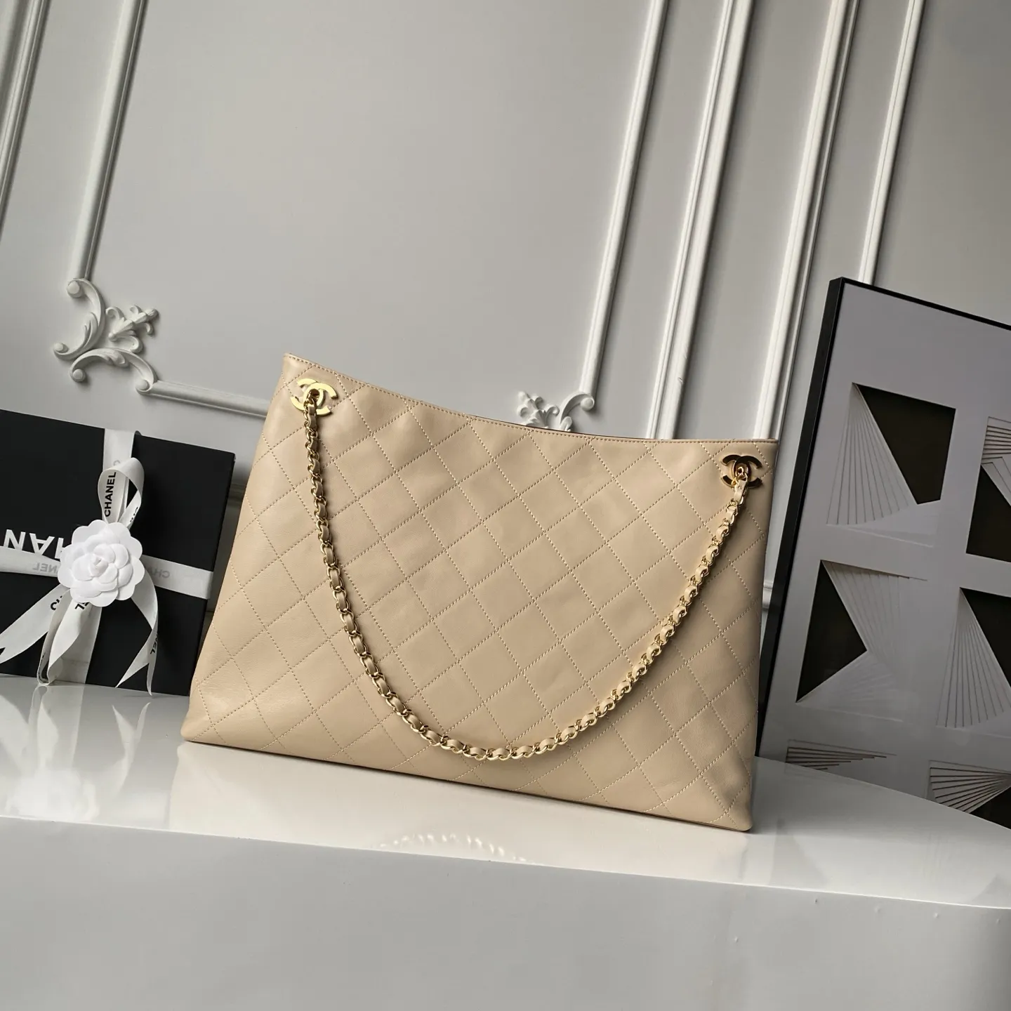 Chanel💟26S Spring/Summer 系列的爆款通勤托特包 AS6241 小牛皮手感软糯有韧性 走线工整无跳线 亮面淡金色金属链条 部分版本采用皮穿链设计 质感细腻 包口双C金属扣 既是装饰也是固定结构 经典菱格元素与现代实用主义的融合之作 它延续了香奈儿标志性的优雅基因 同时针对当代通勤需求做了轻量化 大容量的优化 尺寸:40&times;28&times;9.5cm