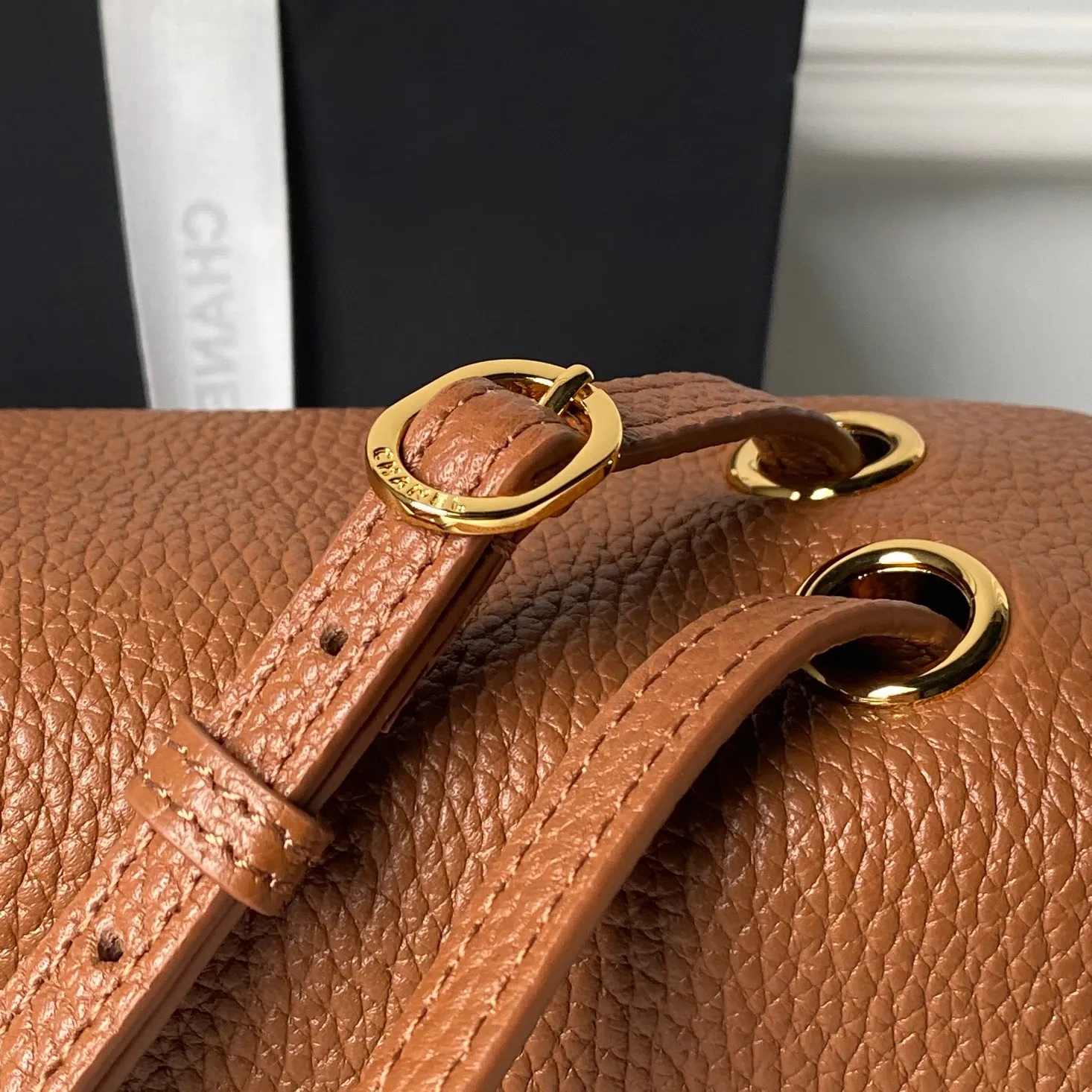 浅金 Chanel ☀️26S Maxi机场包 CF 经典中古风 属于近年大火的复古回潮款式 AS6231|高定级荔枝纹牛皮 复古亮金色经典双C扣 低调贵气 皮质颗粒饱满 肌理感强 耐刮耐磨 不动声色间 便将品牌底蕴与精致格调悄然展露 把小香骨子里的优雅风骨诠释得淋漓尽致 真正的高级 从来都无需刻意张扬 尺寸:19.5 × 32 ×10cm