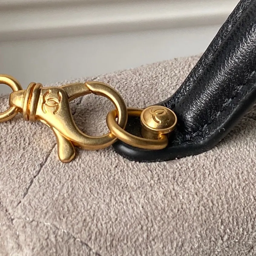 Chanel❤️26S 热门款 AP5186 麂皮拼羊皮(Vanity Case / LP包)是近年超火的复古风化妆盒包 经典的菱格绗缝工艺 搭配正面复古金色双C金属logo 五金做旧处理 呼应整体复古调性 搭配可拆卸的皮穿链肩带+短款手提柄 配色也太绝了吧 自带美拉德滤镜 复古贵气感直接拉满 尺寸: 19.5 × 17 × 5 cm