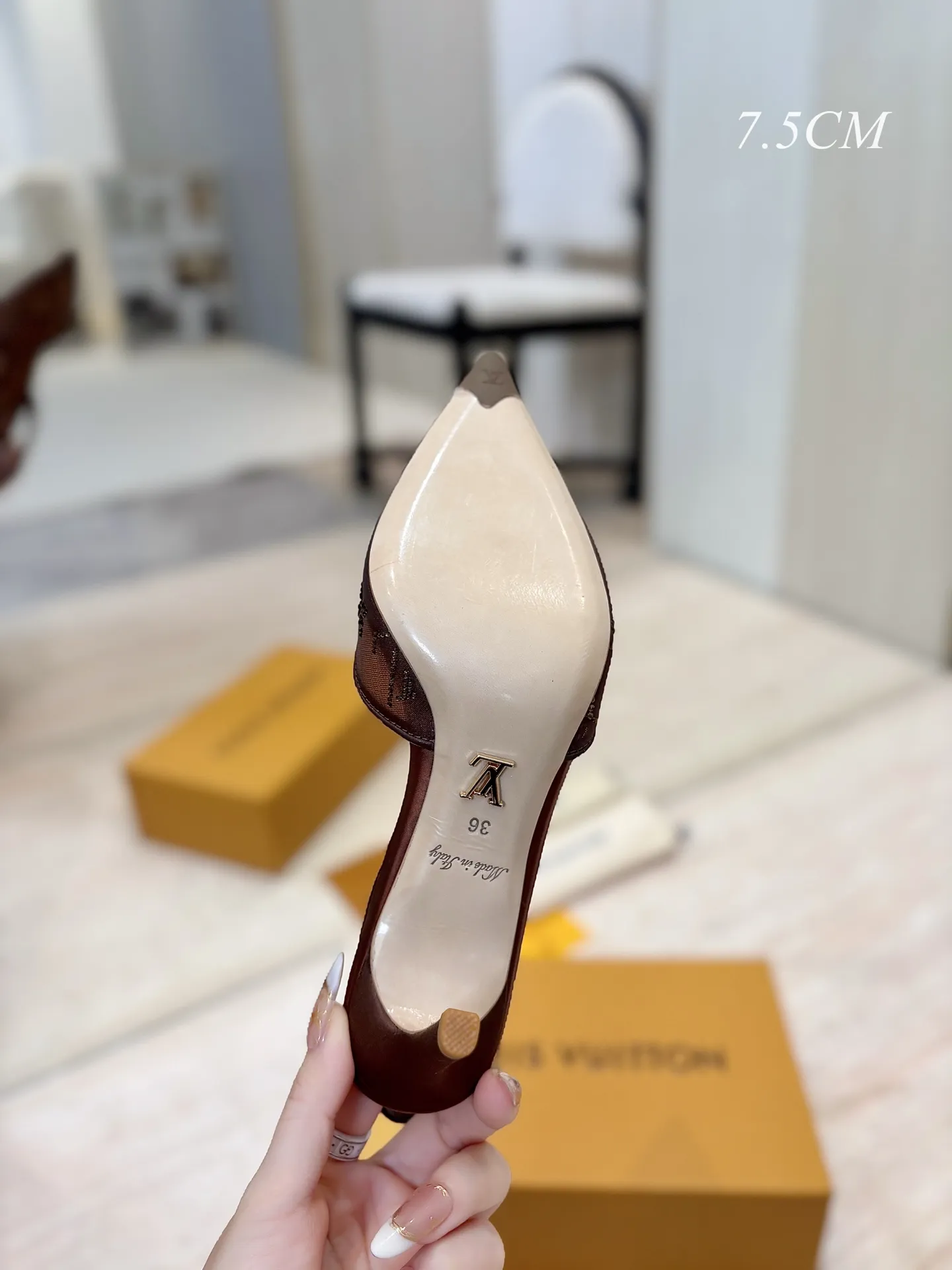 出厂价:💰280 💜💚LOUIS VUITTON 路易威登26/ 仙女鞋网面烫钻高跟镂空空绑带高跟凉鞋 本款 Gala 高跟鞋为网格鞋身刺绣璀璨莱茵石Monogram 图案,成就适宜夜间出行的雅致之选。鞋面流畅线条与纤细高跟相得益彰。细腻皮革外底装点金属LV 字母装饰。 鞋面采用了透气的网纱材质,这种材质不仅能让脚部在穿着时保持相对透气舒适,同时也让鞋面上的水钻装饰更加醒目亮眼。 ✅面料:定制网面镶烫澳洲水钻 ✅内里:羊皮 ✅大底:意大利注塑真皮大底 ✅跟高:7.5cm/9.5cm ✅码数:35-41(40、41、42 定做不退换) ✅包装:全套原版抽屉盒