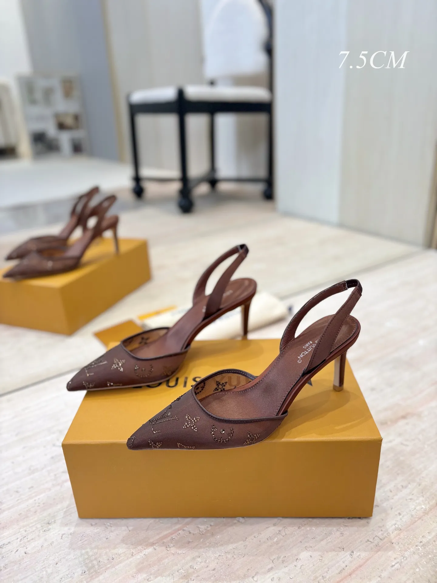 出厂价:💰280 💜💚LOUIS VUITTON 路易威登26/ 仙女鞋网面烫钻高跟镂空空绑带高跟凉鞋 本款 Gala 高跟鞋为网格鞋身刺绣璀璨莱茵石Monogram 图案,成就适宜夜间出行的雅致之选。鞋面流畅线条与纤细高跟相得益彰。细腻皮革外底装点金属LV 字母装饰。 鞋面采用了透气的网纱材质,这种材质不仅能让脚部在穿着时保持相对透气舒适,同时也让鞋面上的水钻装饰更加醒目亮眼。 ✅面料:定制网面镶烫澳洲水钻 ✅内里:羊皮 ✅大底:意大利注塑真皮大底 ✅跟高:7.5cm/9.5cm ✅码数:35-41(40、41、42 定做不退换) ✅包装:全套原版抽屉盒