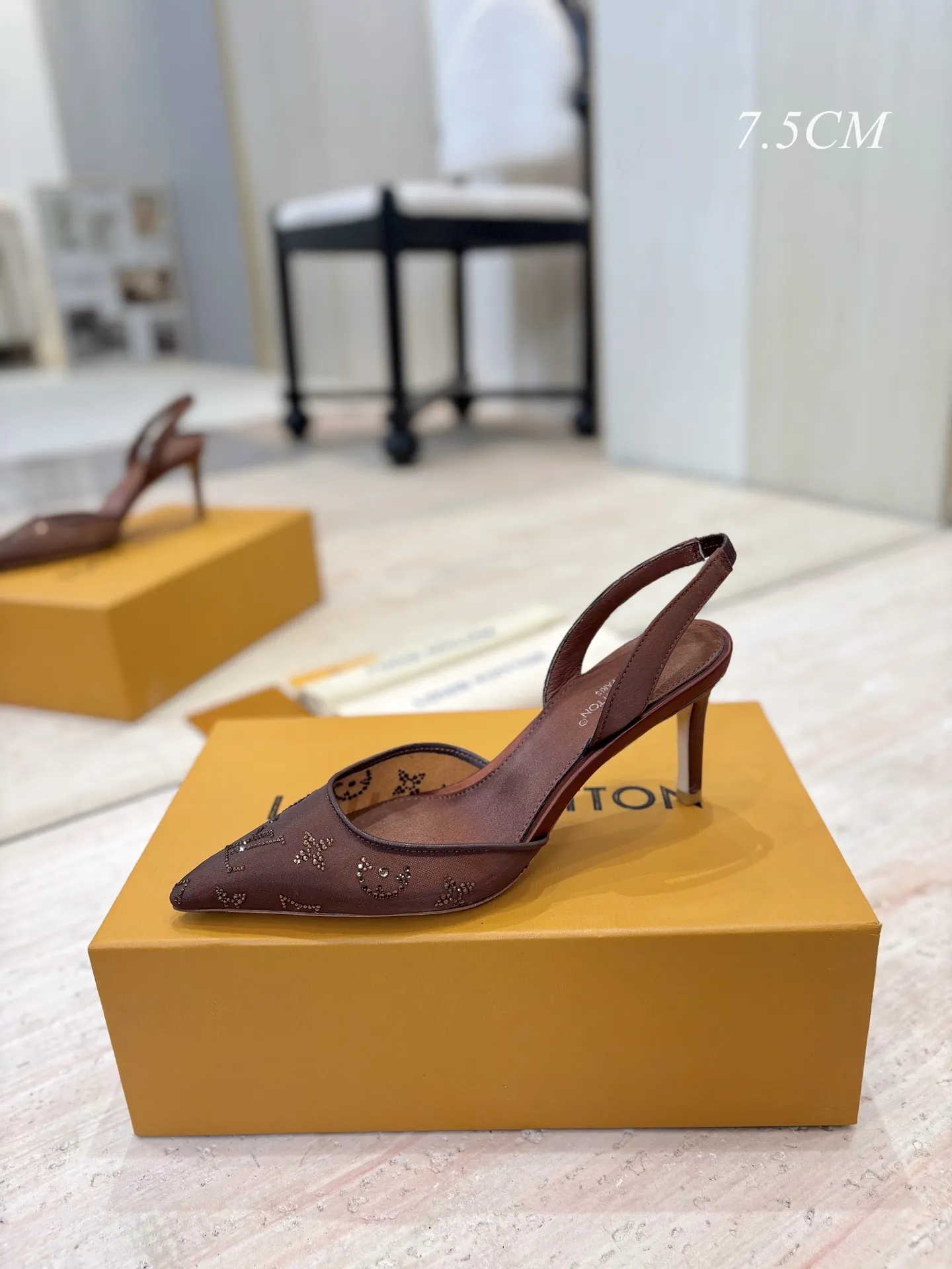 出厂价：💰280 💜💚LOUIS VUITTON 路易威登26/ 仙女鞋网面烫钻高跟镂空空绑带高跟凉鞋 本款 Gala 高跟鞋为网格鞋身刺绣璀璨莱茵石Monogram 图案，成就适宜夜间出行的雅致之选。鞋面流畅线条与纤细高跟相得益彰。细腻皮革外底装点金属LV 字母装饰。 鞋面采用了透气的网纱材质，这种材质不仅能让脚部在穿着时保持相对透气舒适，同时也让鞋面上的水钻装饰更加醒目亮眼。 ✅面料：定制网面镶烫澳洲水钻 ✅内里：羊皮 ✅大底：意大利注塑真皮大底 ✅跟高：7.5cm/9.5cm ✅码数：35-41（40、41、42 定做不退换） ✅包装：全套原版抽屉盒