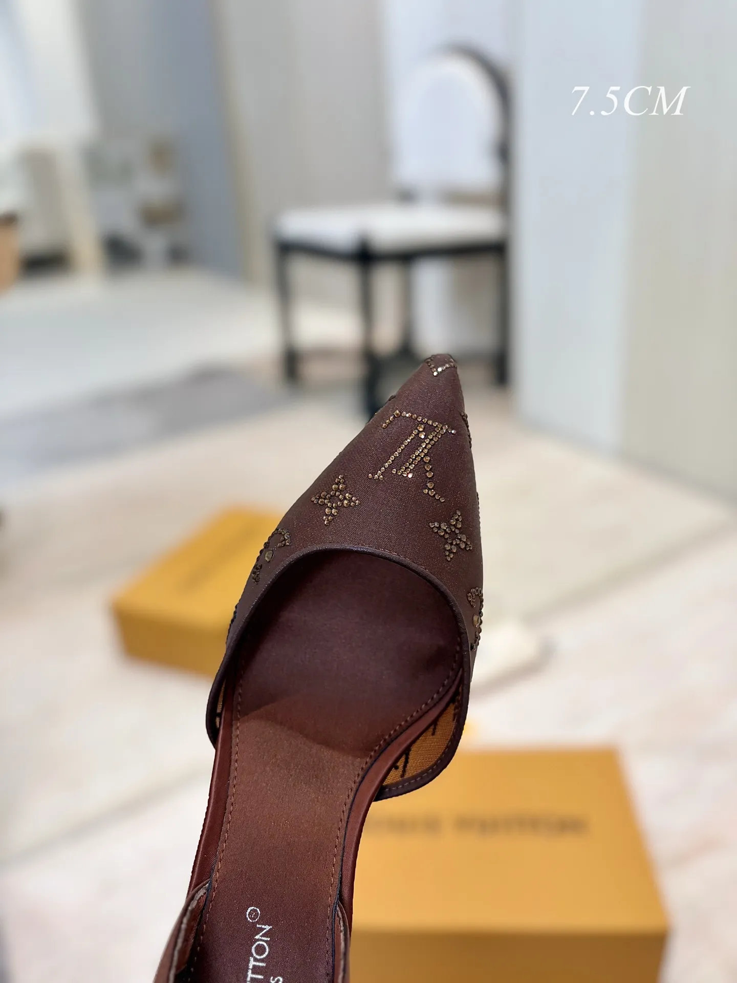出厂价：💰280 💜💚LOUIS VUITTON 路易威登26/ 仙女鞋网面烫钻高跟镂空空绑带高跟凉鞋 本款 Gala 高跟鞋为网格鞋身刺绣璀璨莱茵石Monogram 图案，成就适宜夜间出行的雅致之选。鞋面流畅线条与纤细高跟相得益彰。细腻皮革外底装点金属LV 字母装饰。 鞋面采用了透气的网纱材质，这种材质不仅能让脚部在穿着时保持相对透气舒适，同时也让鞋面上的水钻装饰更加醒目亮眼。 ✅面料：定制网面镶烫澳洲水钻 ✅内里：羊皮 ✅大底：意大利注塑真皮大底 ✅跟高：7.5cm/9.5cm ✅码数：35-41（40、41、42 定做不退换） ✅包装：全套原版抽屉盒