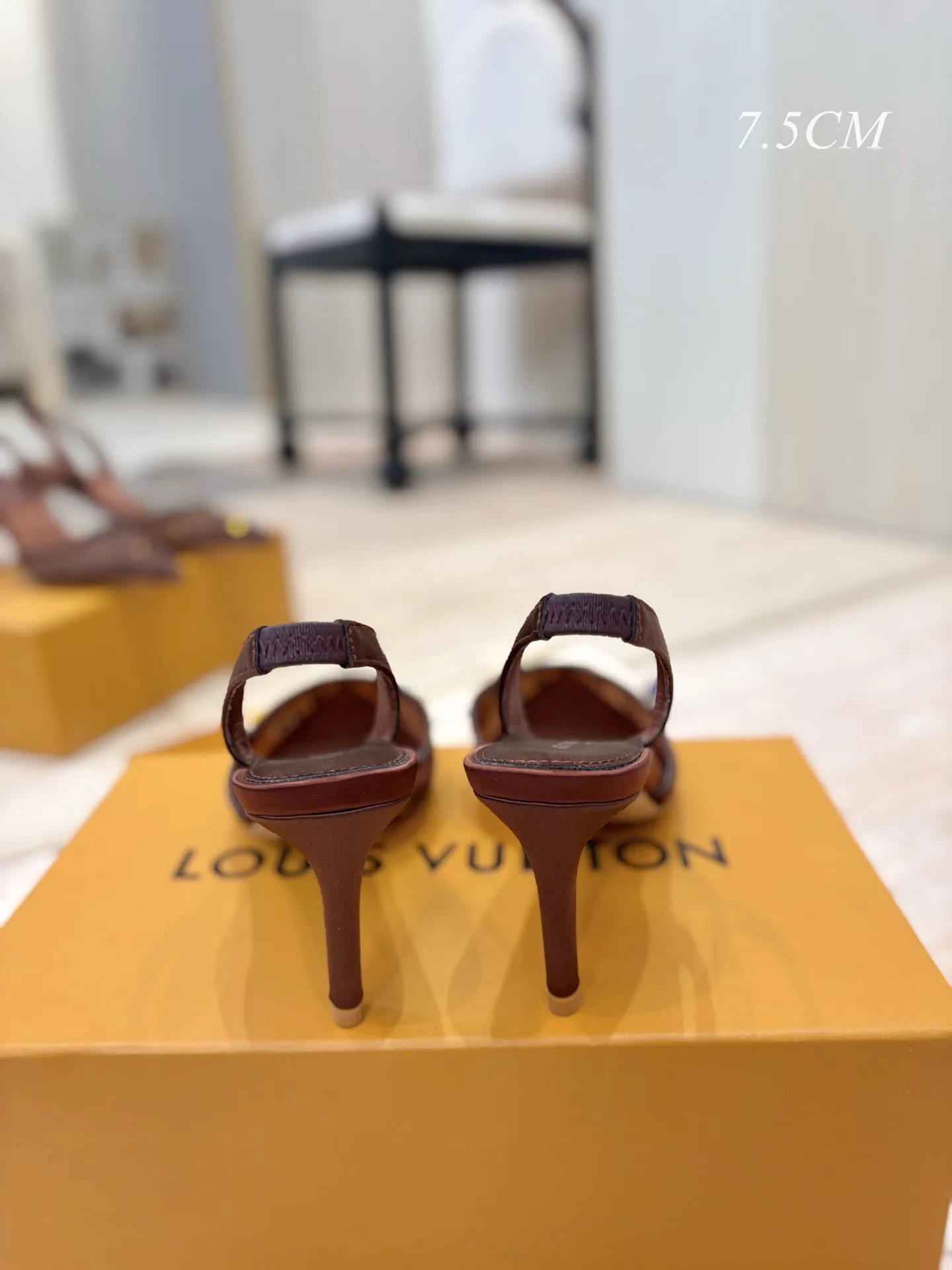 出厂价:💰280 💜💚LOUIS VUITTON 路易威登26/ 仙女鞋网面烫钻高跟镂空空绑带高跟凉鞋 本款 Gala 高跟鞋为网格鞋身刺绣璀璨莱茵石Monogram 图案,成就适宜夜间出行的雅致之选。鞋面流畅线条与纤细高跟相得益彰。细腻皮革外底装点金属LV 字母装饰。 鞋面采用了透气的网纱材质,这种材质不仅能让脚部在穿着时保持相对透气舒适,同时也让鞋面上的水钻装饰更加醒目亮眼。 ✅面料:定制网面镶烫澳洲水钻 ✅内里:羊皮 ✅大底:意大利注塑真皮大底 ✅跟高:7.5cm/9.5cm ✅码数:35-41(40、41、42 定做不退换) ✅包装:全套原版抽屉盒
