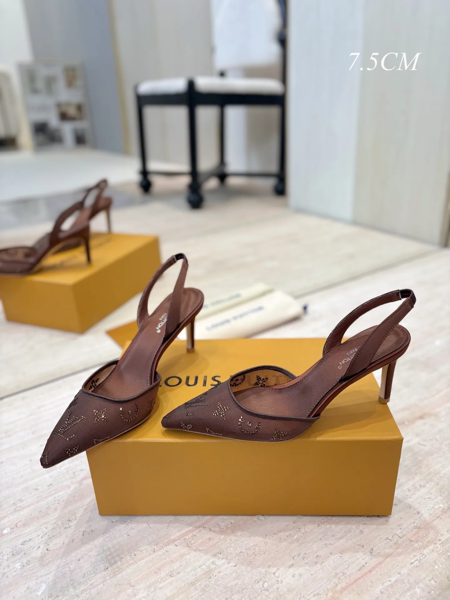 出厂价：💰280 💜💚LOUIS VUITTON 路易威登26/ 仙女鞋网面烫钻高跟镂空空绑带高跟凉鞋 本款 Gala 高跟鞋为网格鞋身刺绣璀璨莱茵石Monogram 图案，成就适宜夜间出行的雅致之选。鞋面流畅线条与纤细高跟相得益彰。细腻皮革外底装点金属LV 字母装饰。 鞋面采用了透气的网纱材质，这种材质不仅能让脚部在穿着时保持相对透气舒适，同时也让鞋面上的水钻装饰更加醒目亮眼。 ✅面料：定制网面镶烫澳洲水钻 ✅内里：羊皮 ✅大底：意大利注塑真皮大底 ✅跟高：7.5cm/9.5cm ✅码数：35-41（40、41、42 定做不退换） ✅包装：全套原版抽屉盒