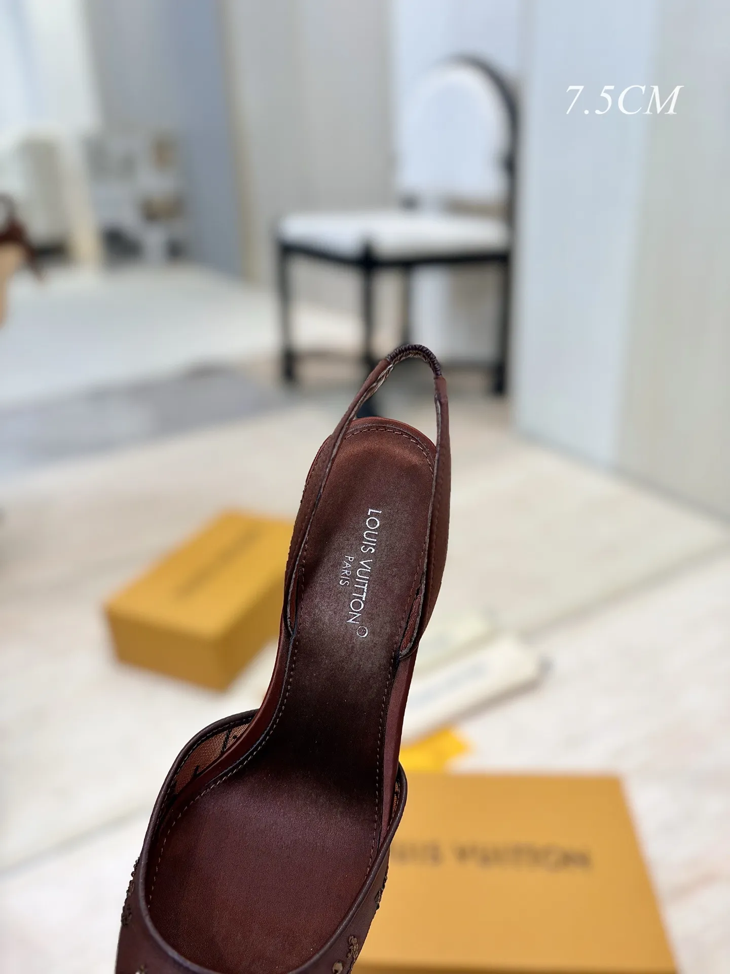 出厂价:💰280 💜💚LOUIS VUITTON 路易威登26/ 仙女鞋网面烫钻高跟镂空空绑带高跟凉鞋 本款 Gala 高跟鞋为网格鞋身刺绣璀璨莱茵石Monogram 图案,成就适宜夜间出行的雅致之选。鞋面流畅线条与纤细高跟相得益彰。细腻皮革外底装点金属LV 字母装饰。 鞋面采用了透气的网纱材质,这种材质不仅能让脚部在穿着时保持相对透气舒适,同时也让鞋面上的水钻装饰更加醒目亮眼。 ✅面料:定制网面镶烫澳洲水钻 ✅内里:羊皮 ✅大底:意大利注塑真皮大底 ✅跟高:7.5cm/9.5cm ✅码数:35-41(40、41、42 定做不退换) ✅包装:全套原版抽屉盒