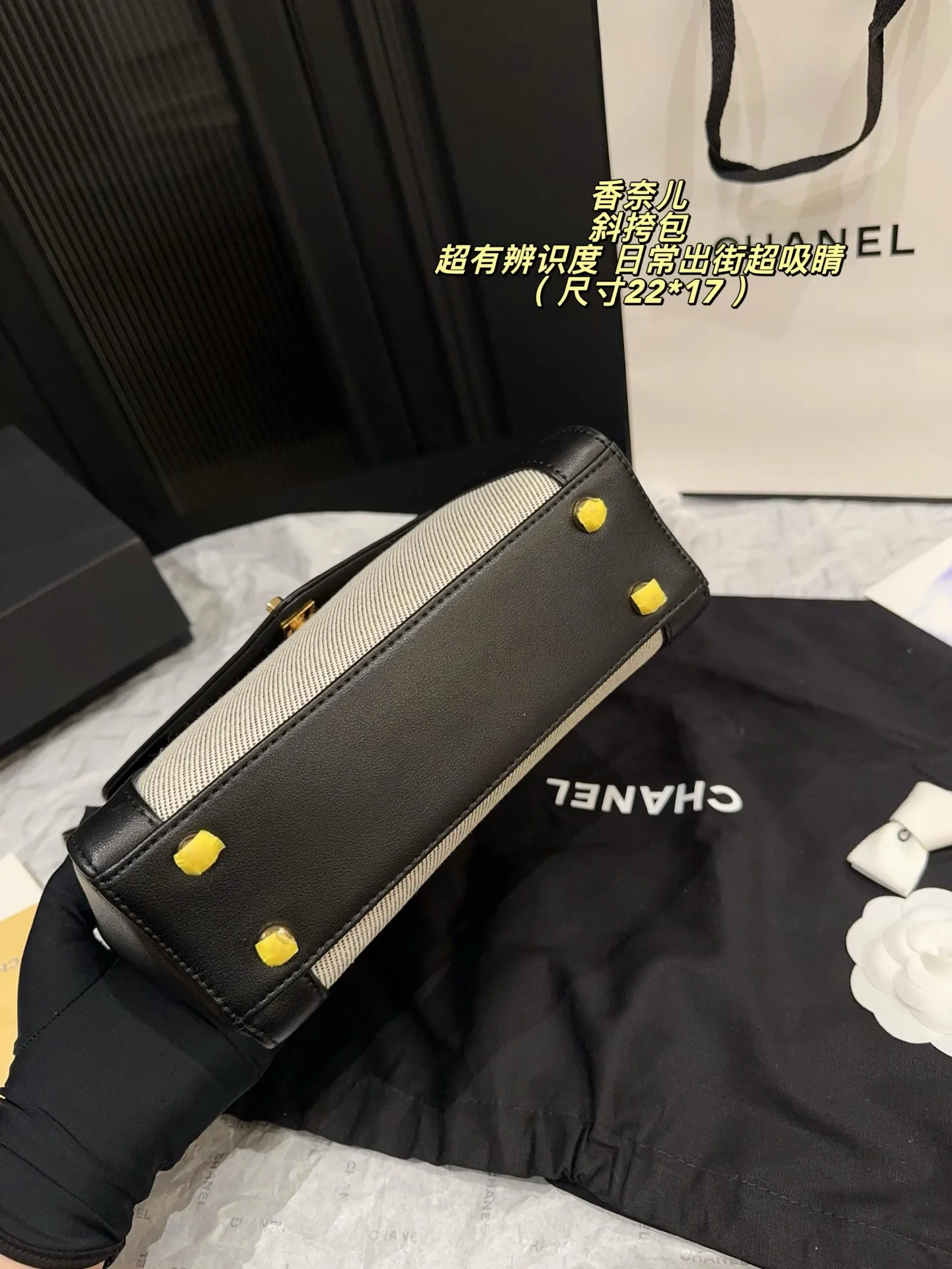 p235折叠盒⚠️尺寸22*17 香奈儿斜挎包，黑色皮革+米白织物拼接，简约又有辨识度✨。正面金色双C Logo超吸睛，细节满分！肩带可调节，斜挎or手提都OK，日常通勤、休闲出街都能轻松驾驭～小巧轻便，实用又时髦，是香奈儿经典系列热门款，真的很值得入手！👜