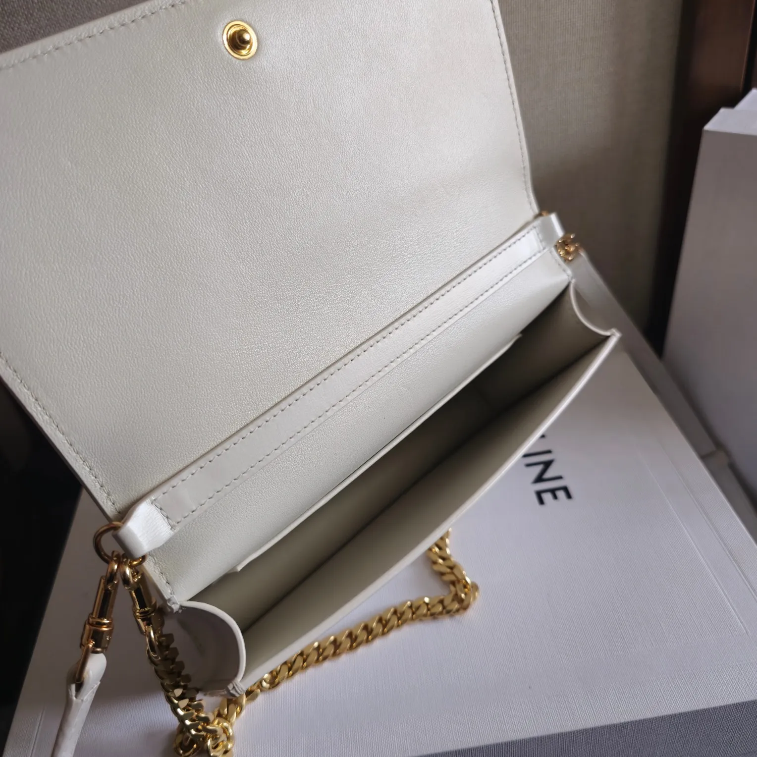 💰550 新品上线🅰️🅰️ CELINE 新品上线. TRIOMPHE CANVAS 标志印花 翻盖配以装饰性TRIOMPHE 锁扣,按扣开合 ,内设一个主隔层 一个扁平口袋 🉑️拆卸链条 和🉑️调节皮肩带 . 多种背法 容量的话日常出行必备的手机 口红 钥匙 轻轻松松装下 三合一设计 果然是香饽饽 🫶🏻完美满足了所有场合需求! 款号:110972 尺寸:20.5x11x4(配原版包装)