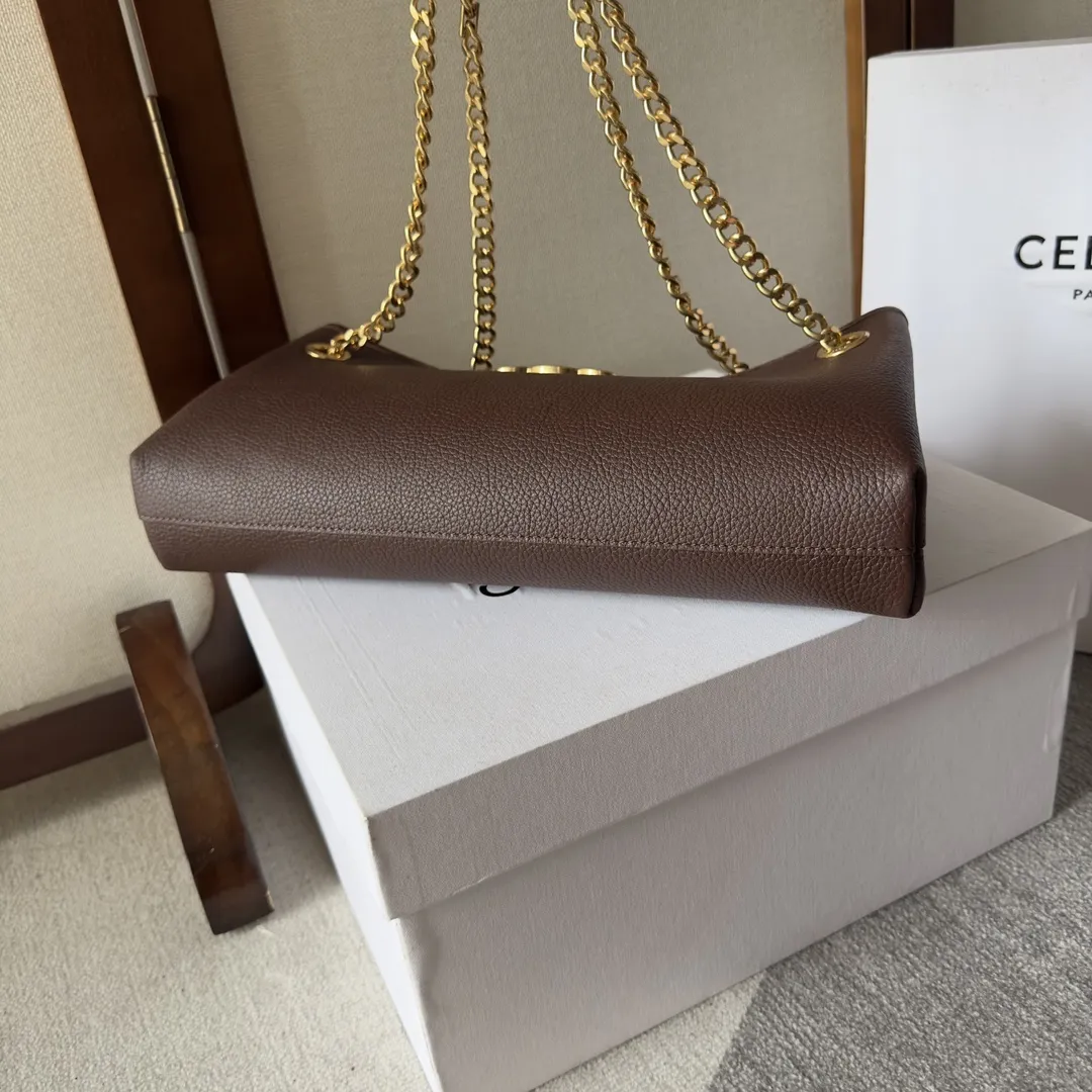 💰650 CELIN_E23|NEWSPAPER TRIOMPHE SOFT柔软牛皮革链条包🅰🅰 23秋冬新款🎶~Newspaper 手袋的灵感来源于法国街头,有些绅士会将报纸折叠夹在腋下行走 所以newspapers 手袋设计由此而来📰 双面切割的金色链条⛓ 不卡头发也不轻易滑肩,与金色的凯旋门标相互辉映容量很大日常够用 斜挎单肩流浪背都好好看!时髦精们看过来!非常百搭!配置全钢五金质量超 nice💯 牛皮革,羊皮革衬里,TRIOMPHE按扣开合,1个主隔层,1个内侧扁平口袋,滑链长25cm 尺寸:31 X 16 X 6cm 编号:114253