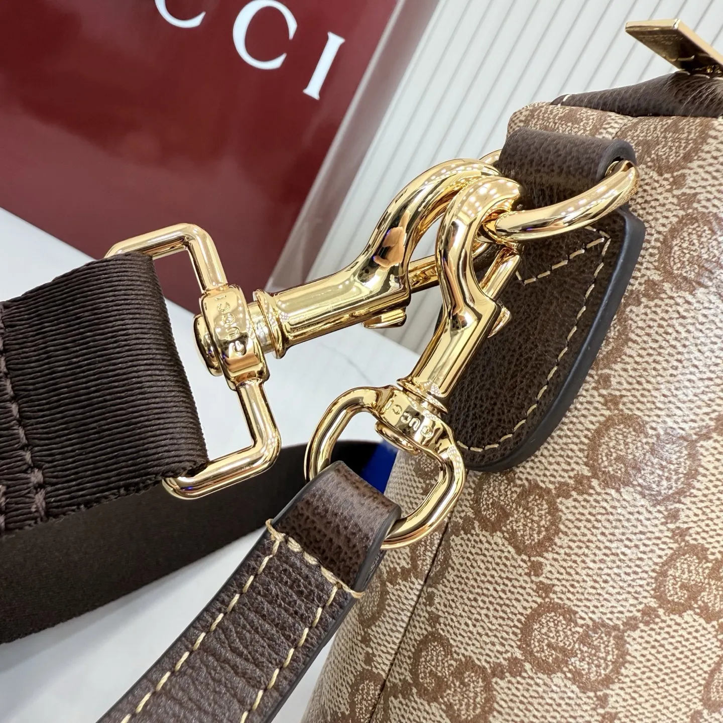 p530。【配全套包装】‼️Generation Gucci古驰世代系列深入探索品牌的典藏元素,将不同世代的设计融合为统一的美学叙事。全新的比例设计为标志性织带注入新的活力。这款轻盈的GG涂层帆布款式配有皮革滚边,增添精致感。 沙色和深棕色GG涂层帆布 深棕色皮革滚边 红绿织带 深棕色皮革细节,内侧饰有“Gucci Made in Italy”金色烫金标识 棕色织物衬里 内部:1个拉链口袋 可拆卸皮革腕带 可拆卸和可调节尼龙肩带,下垂长度 55 厘米;长度 100 厘米 - 128 厘米 拉链封口,镌刻“Gucci made in Italy”拉链头 型号:A002KX。 尺寸:33厘米(宽)x 20厘米(高)x 6厘米(深) 重量:约0.4千克 颜色:杏色/水晶。 意大利创作