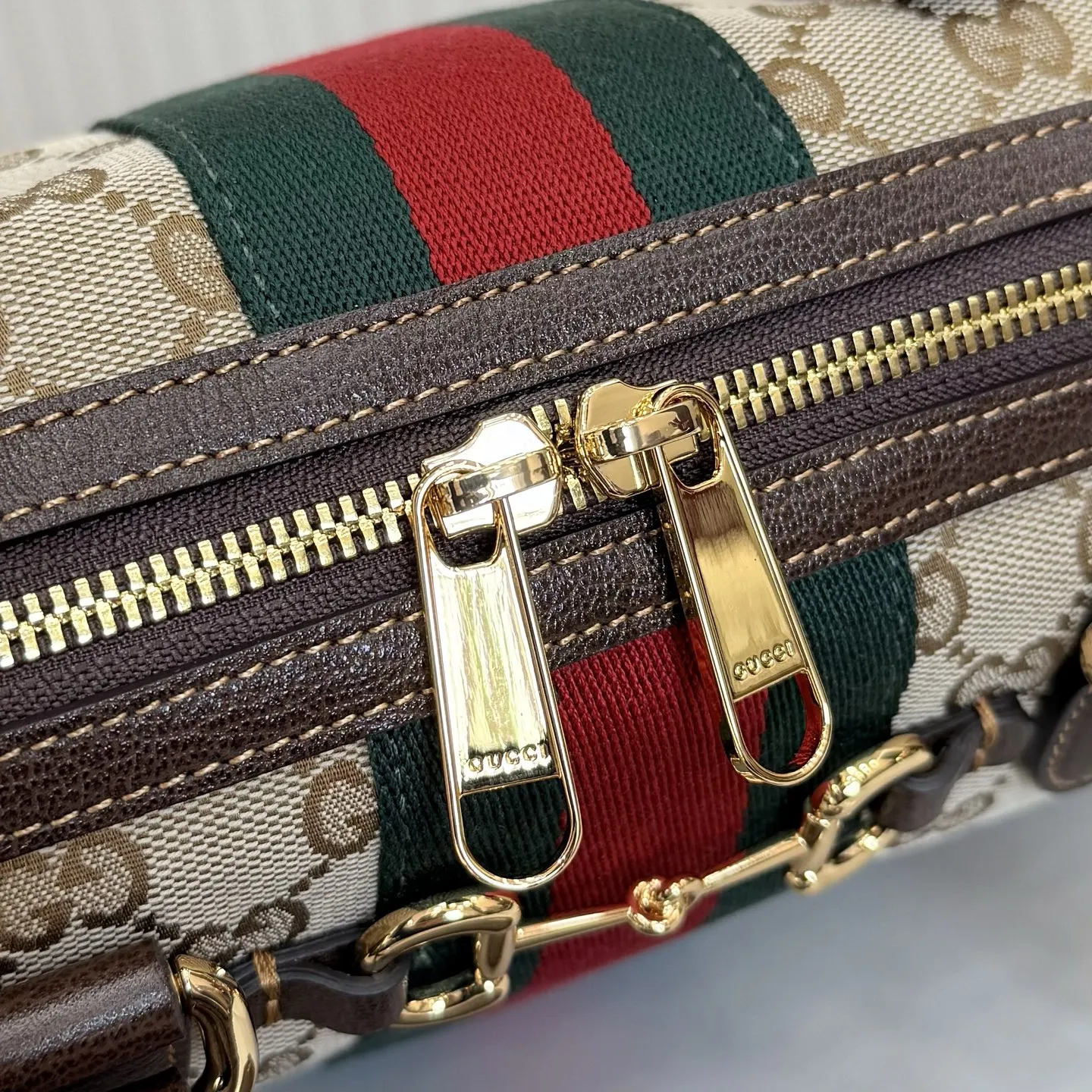 p640。【配全套专柜包装】‼️2026春夏系列全新上市。Gucci Borsetto系列名称巧妙融合意大利语“borsa”(手袋)和“morsetto”(马衔扣)二词。 这款手袋甄选轻盈挺括的GG帆布打造,以复古风格沙色配色匠心呈献,源自典藏的钻石菱格纹图案演绎全新衬里。 沙色和深棕色GG帆布 深棕色软皮皮革滚边 金色调配件 米色帆布衬里饰钻石菱格纹图案 Horsebit、Web和皮革标签,带有“Made in Italy by Gucci”标志 手柄高:20cm 可拆卸和可调节的皮革肩带,高:44 - 50厘米;长度:100 - 115厘米 双拉链开合 型号:866732。 尺寸:28厘米(宽)x 15厘米(高)x 10厘米(深) 重量:约0.5千克 颜色:杏布/棕色。 意大利创作