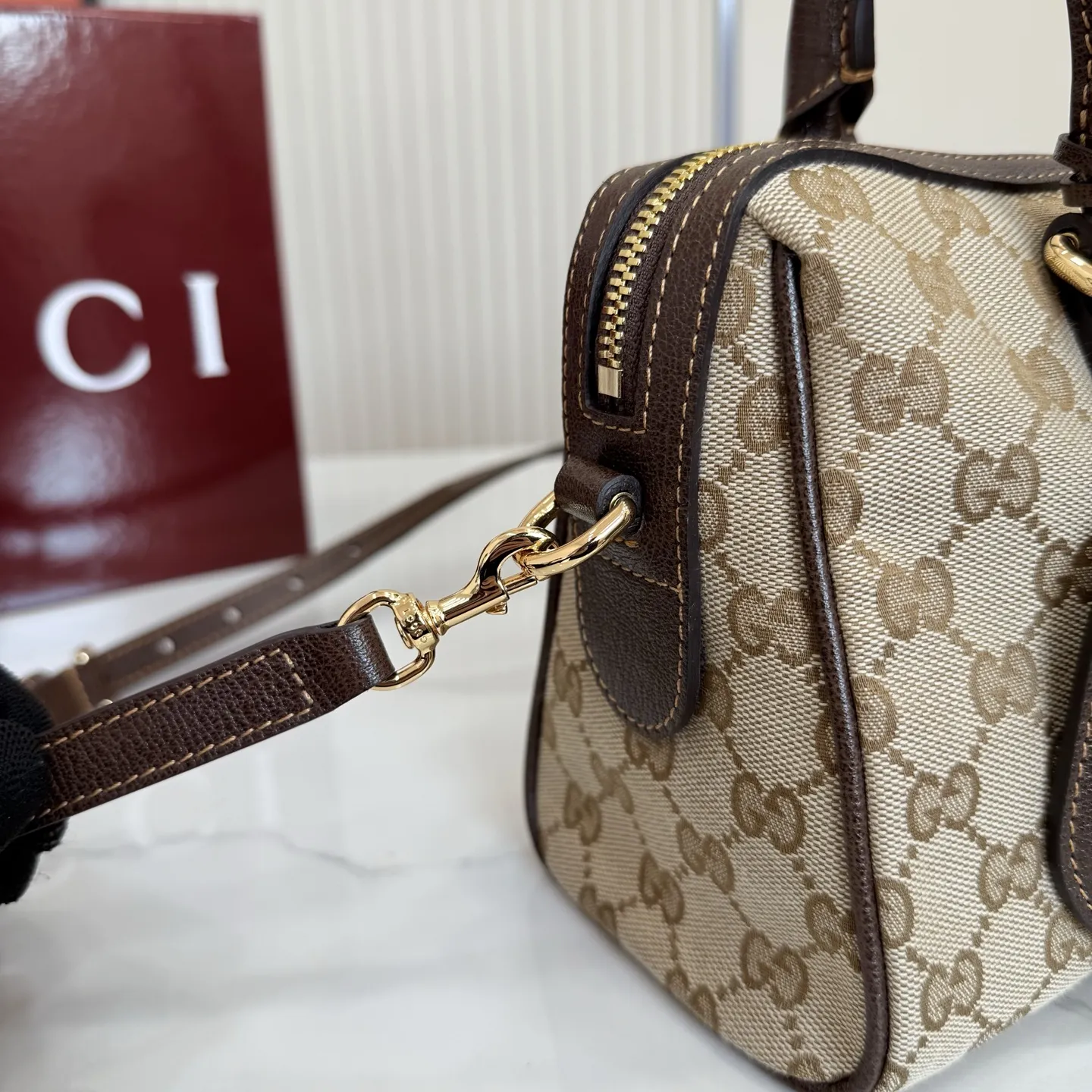 p640。【配全套专柜包装】‼️2026春夏系列全新上市。Gucci Borsetto系列名称巧妙融合意大利语&ldquo;borsa&rdquo;（手袋）和&ldquo;morsetto&rdquo;（马衔扣）二词。 这款手袋甄选轻盈挺括的GG帆布打造，以复古风格沙色配色匠心呈献，源自典藏的钻石菱格纹图案演绎全新衬里。 沙色和深棕色GG帆布 深棕色软皮皮革滚边 金色调配件 米色帆布衬里饰钻石菱格纹图案 Horsebit、Web和皮革标签，带有&ldquo;Made in Italy by Gucci&rdquo;标志 手柄高：20cm 可拆卸和可调节的皮革肩带，高：44 - 50厘米；长度：100 - 115厘米 双拉链开合 型号：866732。 尺寸：28厘米（宽）x 15厘米（高）x 10厘米（深） 重量：约0.5千克 颜色：杏布/棕色。 意大利创作