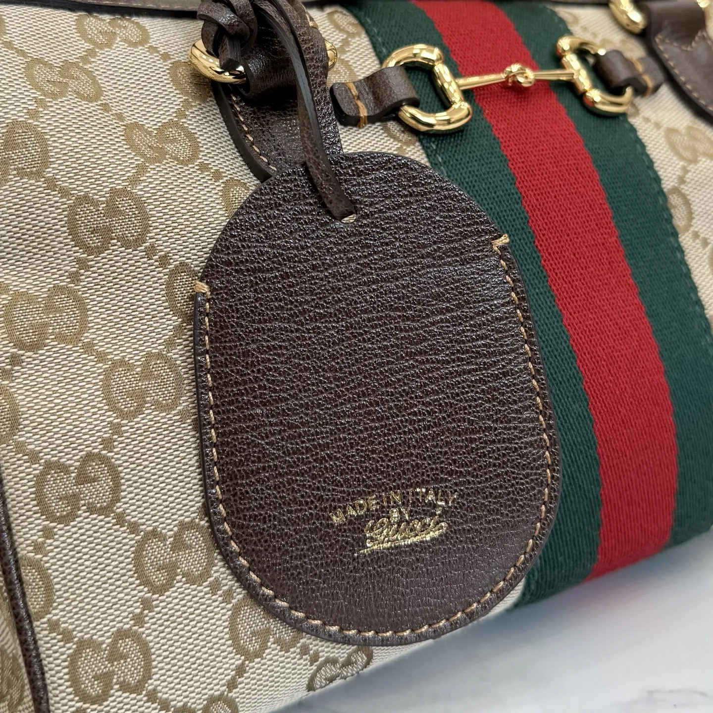 p640。【配全套专柜包装】‼️2026春夏系列全新上市。Gucci Borsetto系列名称巧妙融合意大利语&ldquo;borsa&rdquo;（手袋）和&ldquo;morsetto&rdquo;（马衔扣）二词。 这款手袋甄选轻盈挺括的GG帆布打造，以复古风格沙色配色匠心呈献，源自典藏的钻石菱格纹图案演绎全新衬里。 沙色和深棕色GG帆布 深棕色软皮皮革滚边 金色调配件 米色帆布衬里饰钻石菱格纹图案 Horsebit、Web和皮革标签，带有&ldquo;Made in Italy by Gucci&rdquo;标志 手柄高：20cm 可拆卸和可调节的皮革肩带，高：44 - 50厘米；长度：100 - 115厘米 双拉链开合 型号：866732。 尺寸：28厘米（宽）x 15厘米（高）x 10厘米（深） 重量：约0.5千克 颜色：杏布/棕色。 意大利创作