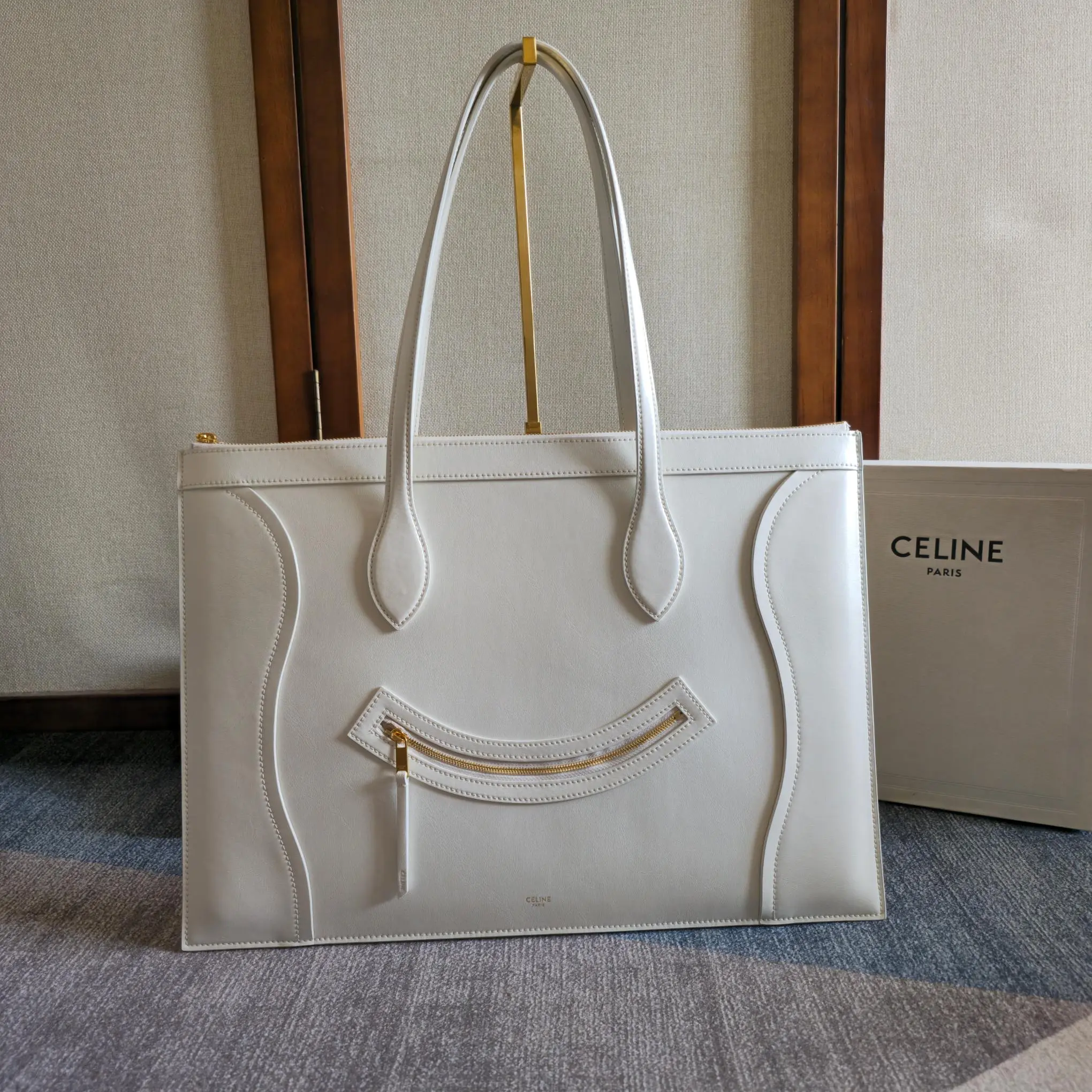 新品上线🅰️🅰️ 2026年春夏新款笑脸包. 十几年前的 It Bag,Ce 笑脸包回归啦…… Ce26春夏大秀,Michael Rider 将10年诞生、红极一时的“笑脸包”带回大众视野。 除了廓形变得更加窄长、囧脸变笑脸以外,还推出了超薄造型的 Flat Cabas 笑脸包。秀款中还有许多不同Size、配色亟待推出✅ 款号:123963 颜色:白色 44.5x31.5x0.5cm:44.5x31.5x0.5cm