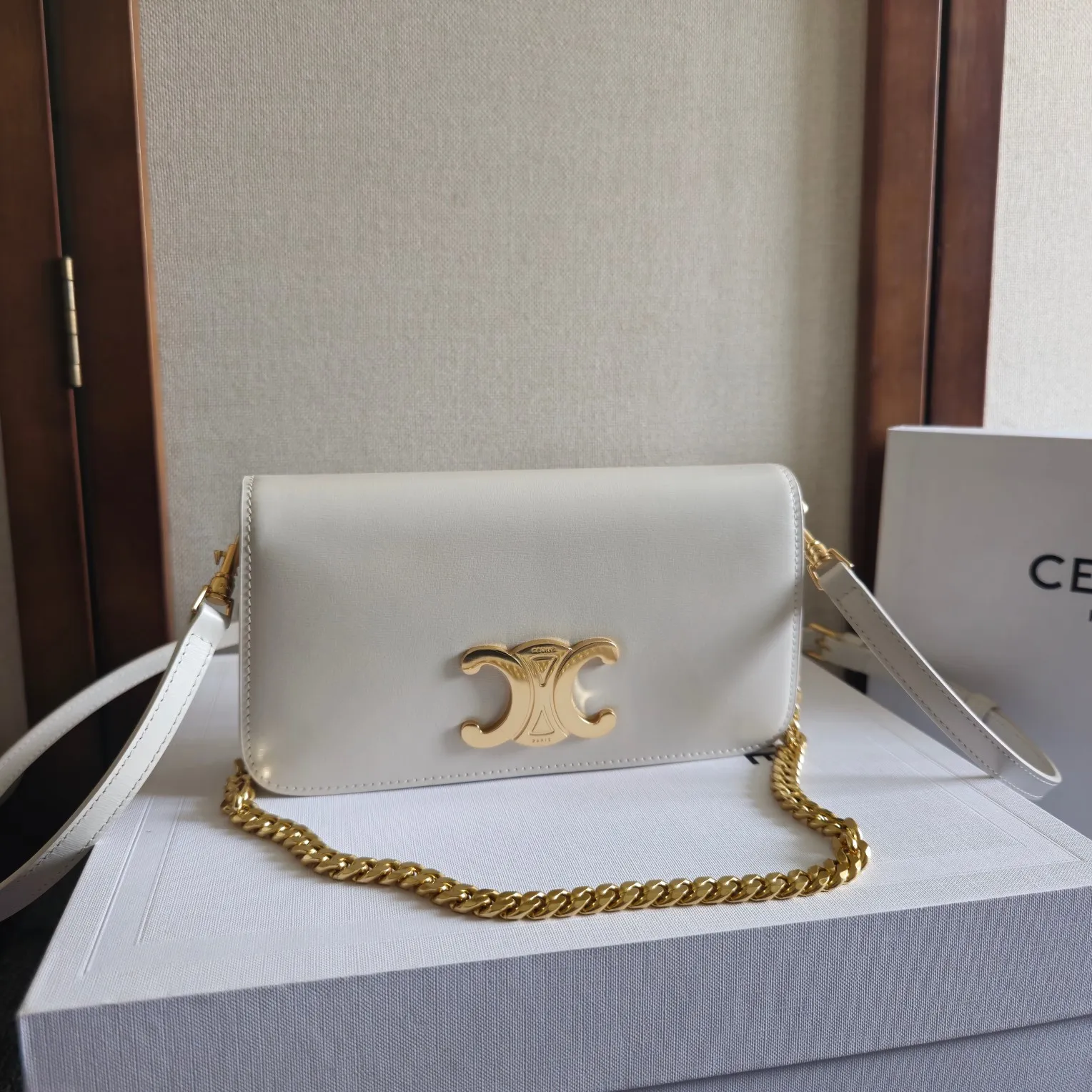 💰550 新品上线🅰️🅰️ CELINE 新品上线. TRIOMPHE CANVAS 标志印花 翻盖配以装饰性TRIOMPHE 锁扣，按扣开合 ，内设一个主隔层 一个扁平口袋 🉑️拆卸链条 和🉑️调节皮肩带 . 多种背法 容量的话日常出行必备的手机 口红 钥匙 轻轻松松装下 三合一设计 果然是香饽饽 🫶🏻完美满足了所有场合需求！ 款号：110972 尺寸：20.5x11x4（配原版包装）