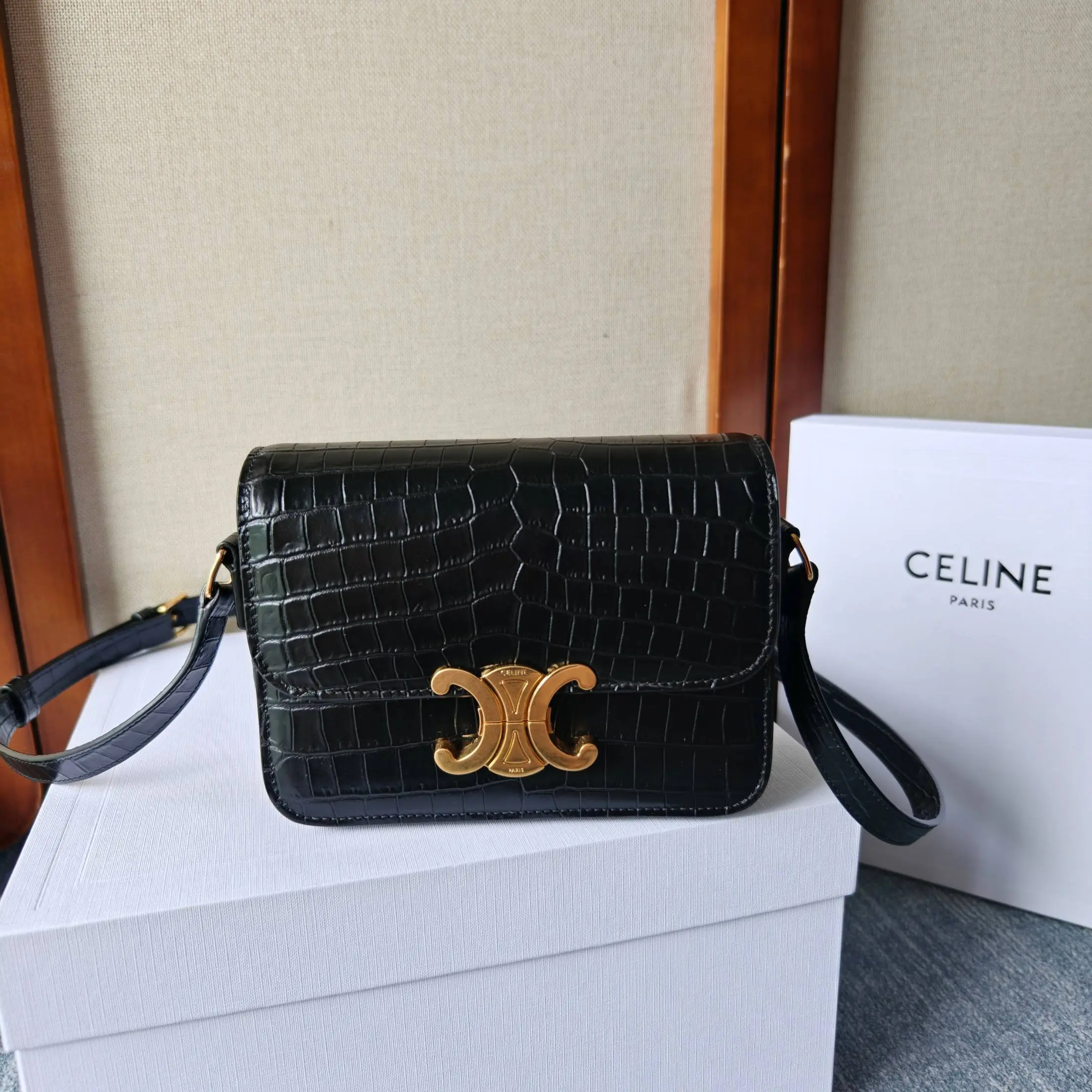 💰680【TEEN TRIOMPHE BAG】经典有品味的作品就是刚出的时候觉得不咋地，但是经过时间的沉淀，让众人都逃不过真香法则，说的就是这款C家的TEEN TRIOMPHE 凯旋门！开创了C家新时代最具标志性的LOGO，双C凯旋门扣！整个包以凯旋门扣作为点缀，包身采用细鳄鱼纹纹理的进口牛皮，内里采用羊隔做皮层设计，容量问题不用考虑，够够的！肩带可调节长短，满足宝宝们各种使用需求！堪称完美的一款，赶紧收入囊中吧！尺寸：18.5*14*5cm；型号：188423