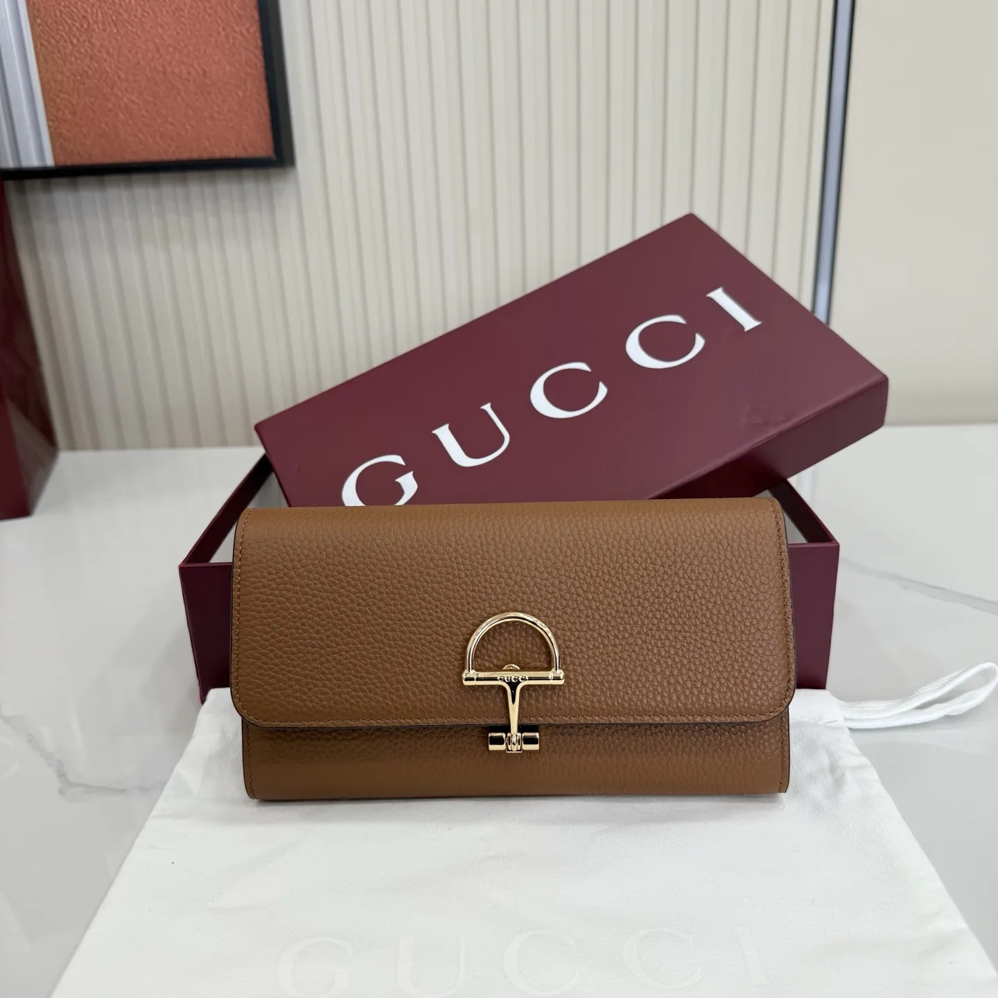 p270。【配全套包装】‼️品牌以当代视角演绎标志性元素,焕新呈现Gucci半马衔扣设计,选用柔软牛皮革为经典配件注入新意风尚。这款长款钱包以粒面软皮匠心打造,侧面饰有半马衔扣细节。 型号:848791。 闭合时尺寸:19厘米(宽)x 10厘米(高)x 3.5厘米(深); 打开时尺寸:19厘米(宽)x 18厘米(高) 重量:约230克 颜色:棕色/全皮