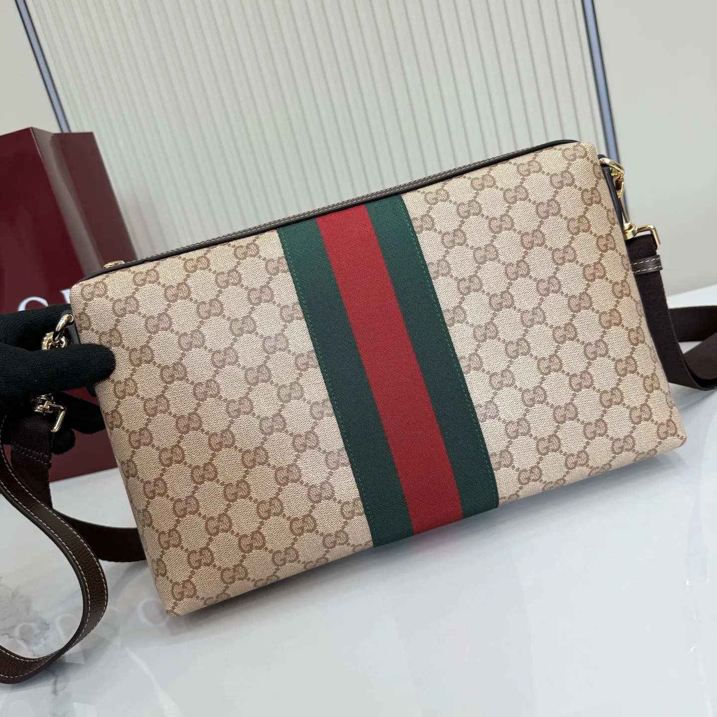 p530。【配全套包装】‼️Generation Gucci古驰世代系列深入探索品牌的典藏元素,将不同世代的设计融合为统一的美学叙事。全新的比例设计为标志性织带注入新的活力。这款轻盈的GG涂层帆布款式配有皮革滚边,增添精致感。 沙色和深棕色GG涂层帆布 深棕色皮革滚边 红绿织带 深棕色皮革细节,内侧饰有“Gucci Made in Italy”金色烫金标识 棕色织物衬里 内部:1个拉链口袋 可拆卸皮革腕带 可拆卸和可调节尼龙肩带,下垂长度 55 厘米;长度 100 厘米 - 128 厘米 拉链封口,镌刻“Gucci made in Italy”拉链头 型号:A002KX。 尺寸:33厘米(宽)x 20厘米(高)x 6厘米(深) 重量:约0.4千克 颜色:杏色/水晶。 意大利创作