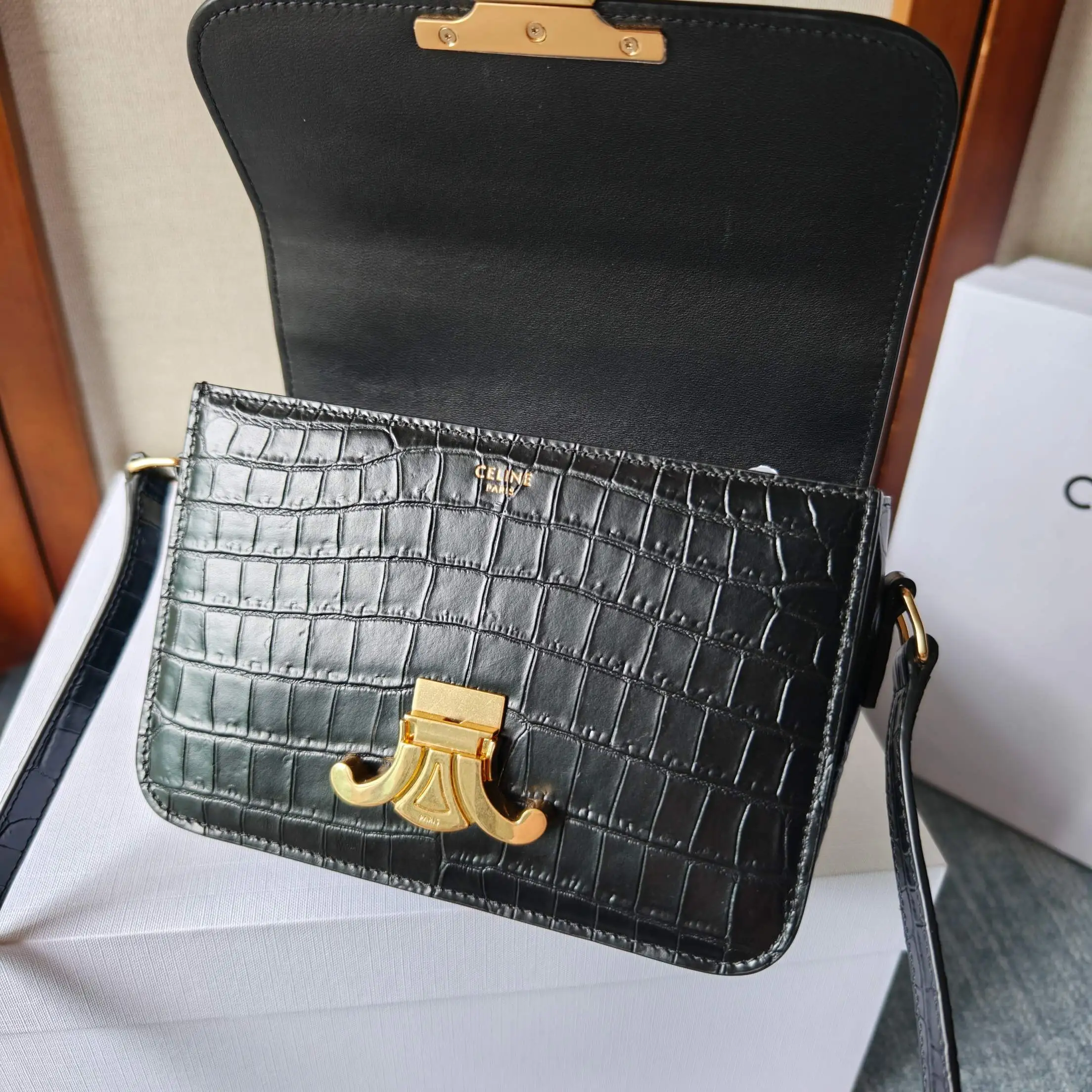 💰680【TEEN TRIOMPHE BAG】经典有品味的作品就是刚出的时候觉得不咋地,但是经过时间的沉淀,让众人都逃不过真香法则,说的就是这款C家的TEEN TRIOMPHE 凯旋门!开创了C家新时代最具标志性的LOGO,双C凯旋门扣!整个包以凯旋门扣作为点缀,包身采用细鳄鱼纹纹理的进口牛皮,内里采用羊隔做皮层设计,容量问题不用考虑,够够的!肩带可调节长短,满足宝宝们各种使用需求!堪称完美的一款,赶紧收入囊中吧!尺寸:18.5*14*5cm;型号:188423