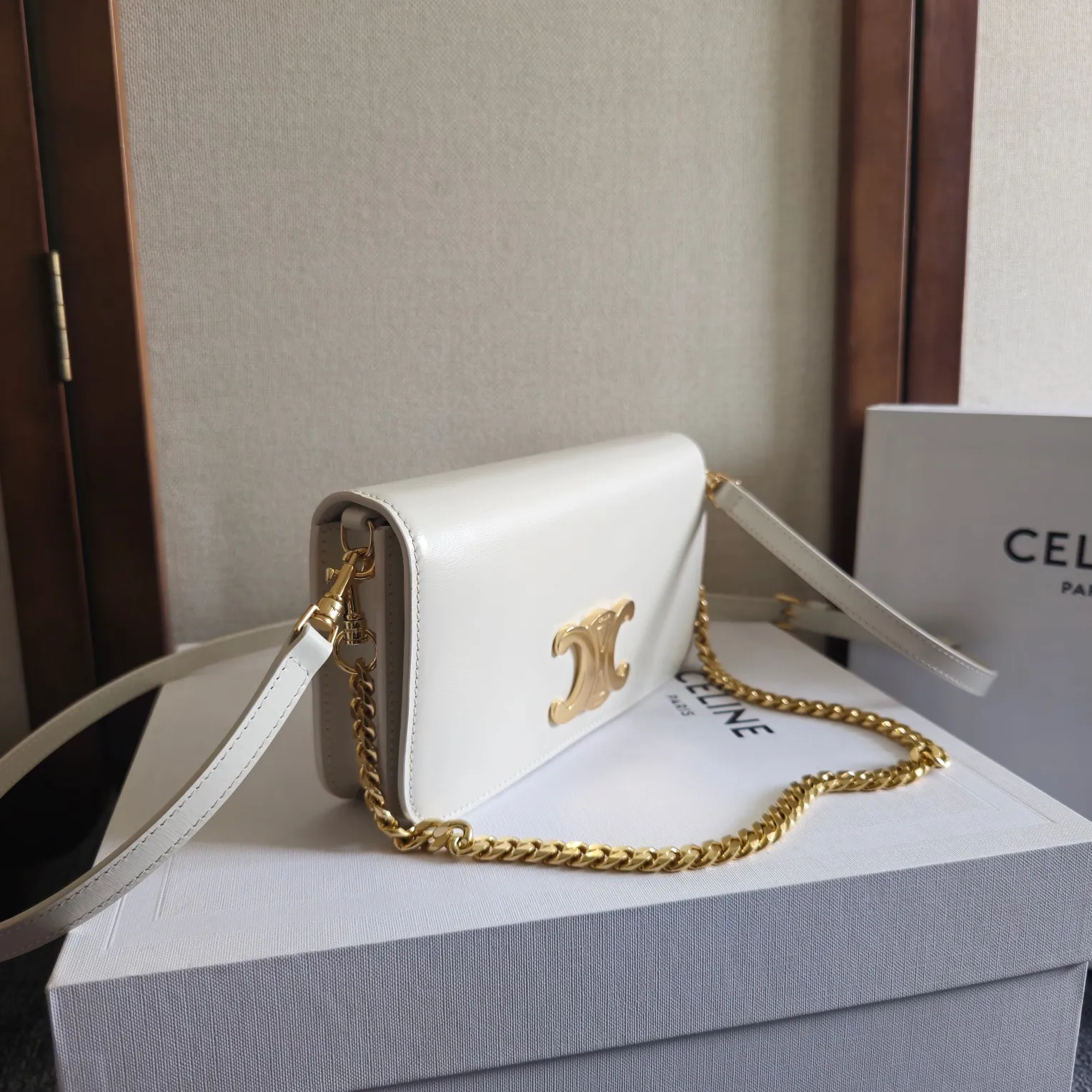 💰550 新品上线🅰️🅰️ CELINE 新品上线. TRIOMPHE CANVAS 标志印花 翻盖配以装饰性TRIOMPHE 锁扣,按扣开合 ,内设一个主隔层 一个扁平口袋 🉑️拆卸链条 和🉑️调节皮肩带 . 多种背法 容量的话日常出行必备的手机 口红 钥匙 轻轻松松装下 三合一设计 果然是香饽饽 🫶🏻完美满足了所有场合需求! 款号:110972 尺寸:20.5x11x4(配原版包装)