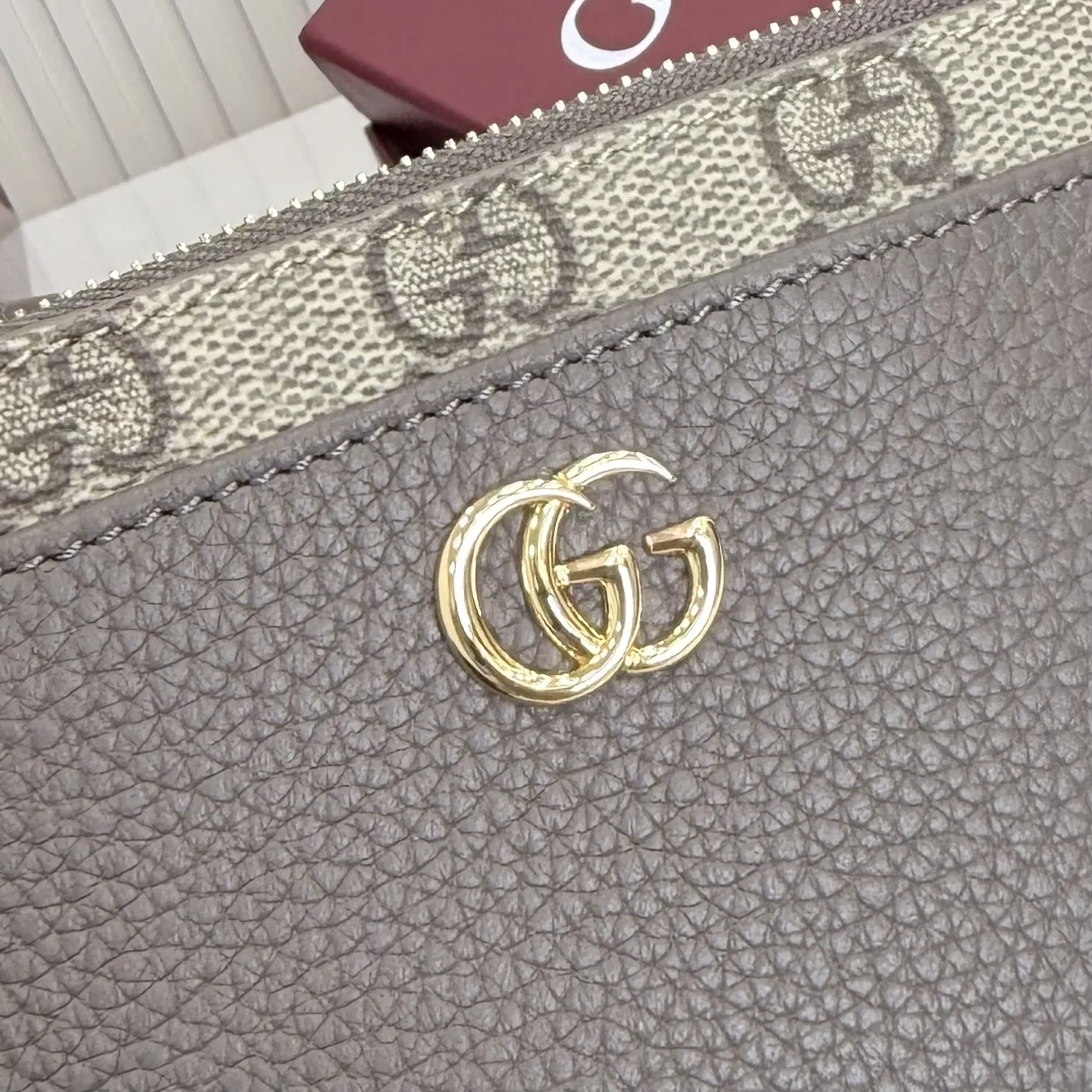 p160。【配全套包装】‼️Generation Gucci 系列深入探索品牌典藏元素,将不同年代的设计融合于一体,呈现出独特的美学叙事。GG Marmont 系列包含双色款式,如这款配有标志性双G造型配件的拉链钥匙包。 深灰褐色皮革 沙色和深棕色GG Supreme帆布滚边 金色调配件 深灰褐色塔夫绸衬里 双G 钥匙扣钩 内部:2个平底口袋,1个拉链口袋,4个卡片隔层 拉链开合 重量:约0.066千克 型号:837966。 尺寸:12厘米(宽)x 8.5厘米(高) 颜色:啡深灰褐色。 意大利创作