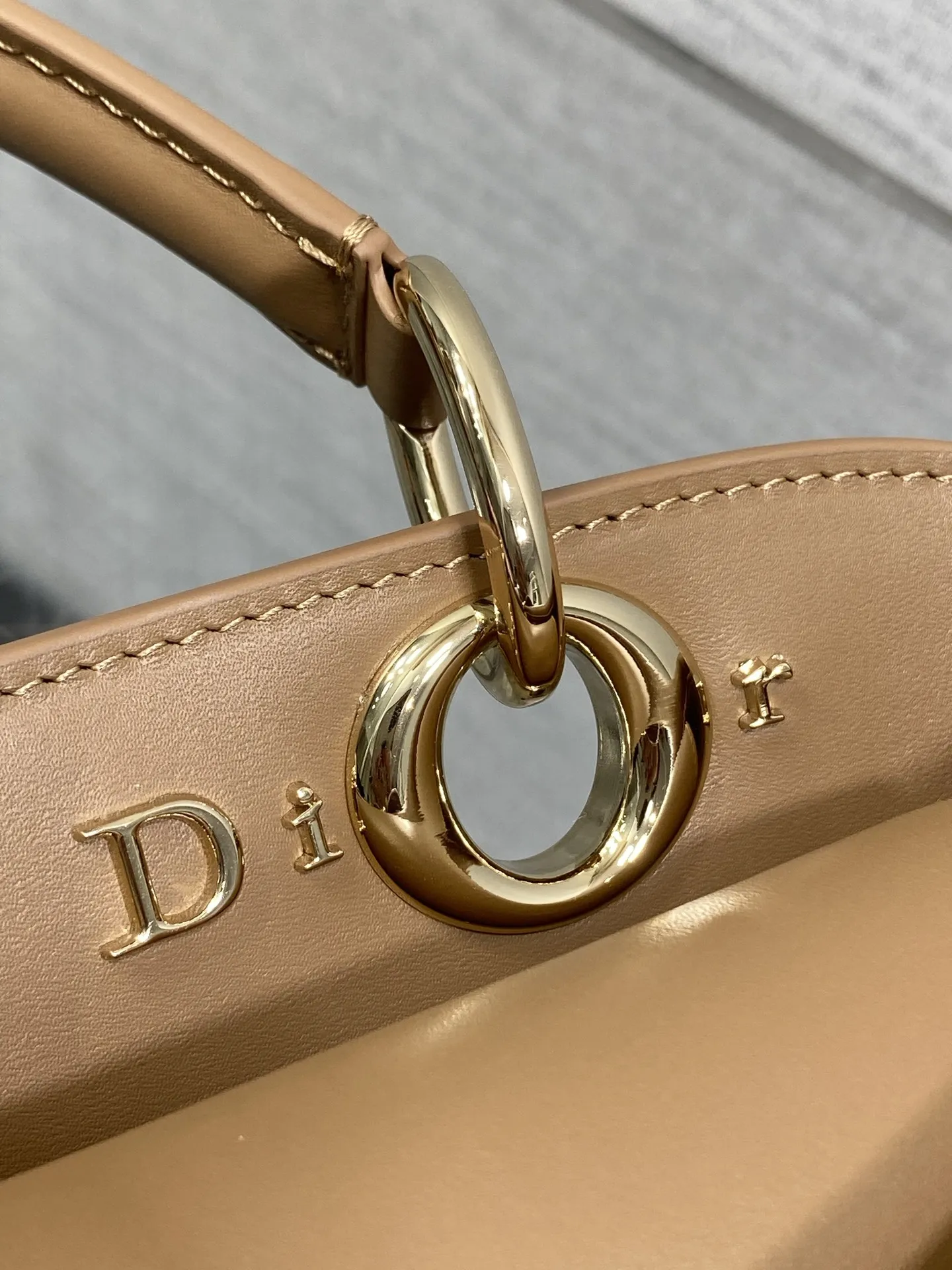 💰900 顶级原单【配全套包装】 小号现货‼️ Dior2026最新蝴蝶结手提包，把&ldquo;蝴蝶结&rdquo;焊在系列里.蝴蝶结也不再是小女生的甜腻感，新设计的轮廓与造型，配色 丰富 适配多人 ，甜酷平衡得刚好。0737 Size：28*18*8