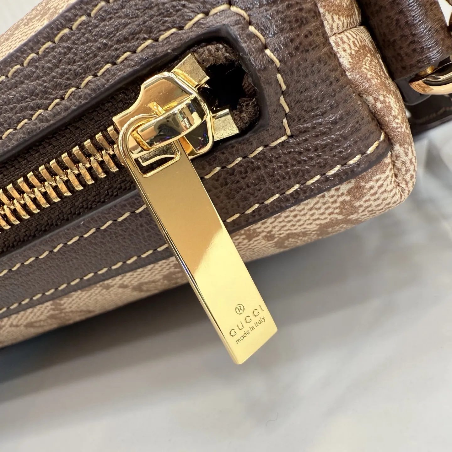 p530。【配全套包装】‼️Generation Gucci古驰世代系列深入探索品牌的典藏元素,将不同世代的设计融合为统一的美学叙事。全新的比例设计为标志性织带注入新的活力。这款轻盈的GG涂层帆布款式配有皮革滚边,增添精致感。 沙色和深棕色GG涂层帆布 深棕色皮革滚边 红绿织带 深棕色皮革细节,内侧饰有“Gucci Made in Italy”金色烫金标识 棕色织物衬里 内部:1个拉链口袋 可拆卸皮革腕带 可拆卸和可调节尼龙肩带,下垂长度 55 厘米;长度 100 厘米 - 128 厘米 拉链封口,镌刻“Gucci made in Italy”拉链头 型号:A002KX。 尺寸:33厘米(宽)x 20厘米(高)x 6厘米(深) 重量:约0.4千克 颜色:杏色/水晶。 意大利创作