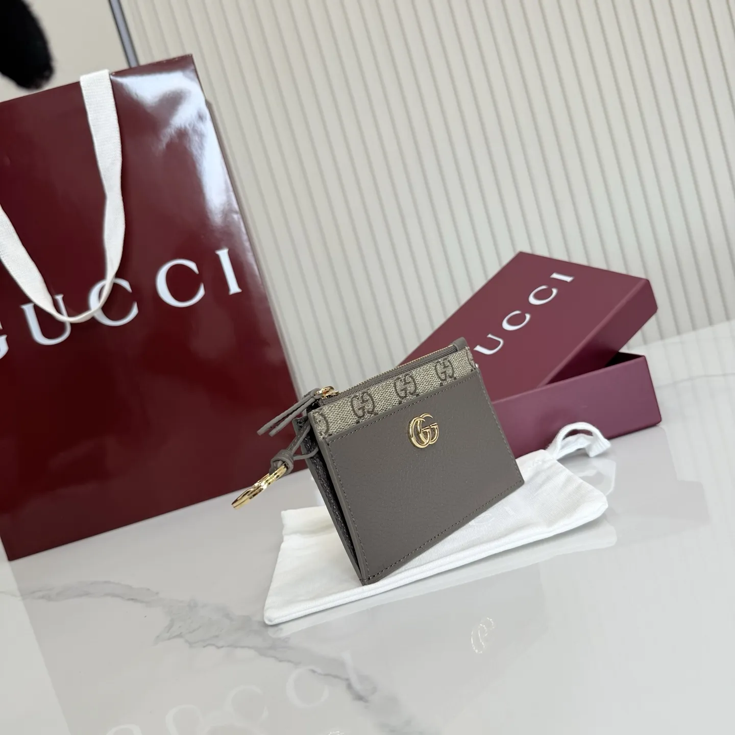 p160。【配全套包装】‼️Generation Gucci 系列深入探索品牌典藏元素,将不同年代的设计融合于一体,呈现出独特的美学叙事。GG Marmont 系列包含双色款式,如这款配有标志性双G造型配件的拉链钥匙包。 深灰褐色皮革 沙色和深棕色GG Supreme帆布滚边 金色调配件 深灰褐色塔夫绸衬里 双G 钥匙扣钩 内部:2个平底口袋,1个拉链口袋,4个卡片隔层 拉链开合 重量:约0.066千克 型号:837966。 尺寸:12厘米(宽)x 8.5厘米(高) 颜色:啡深灰褐色。 意大利创作