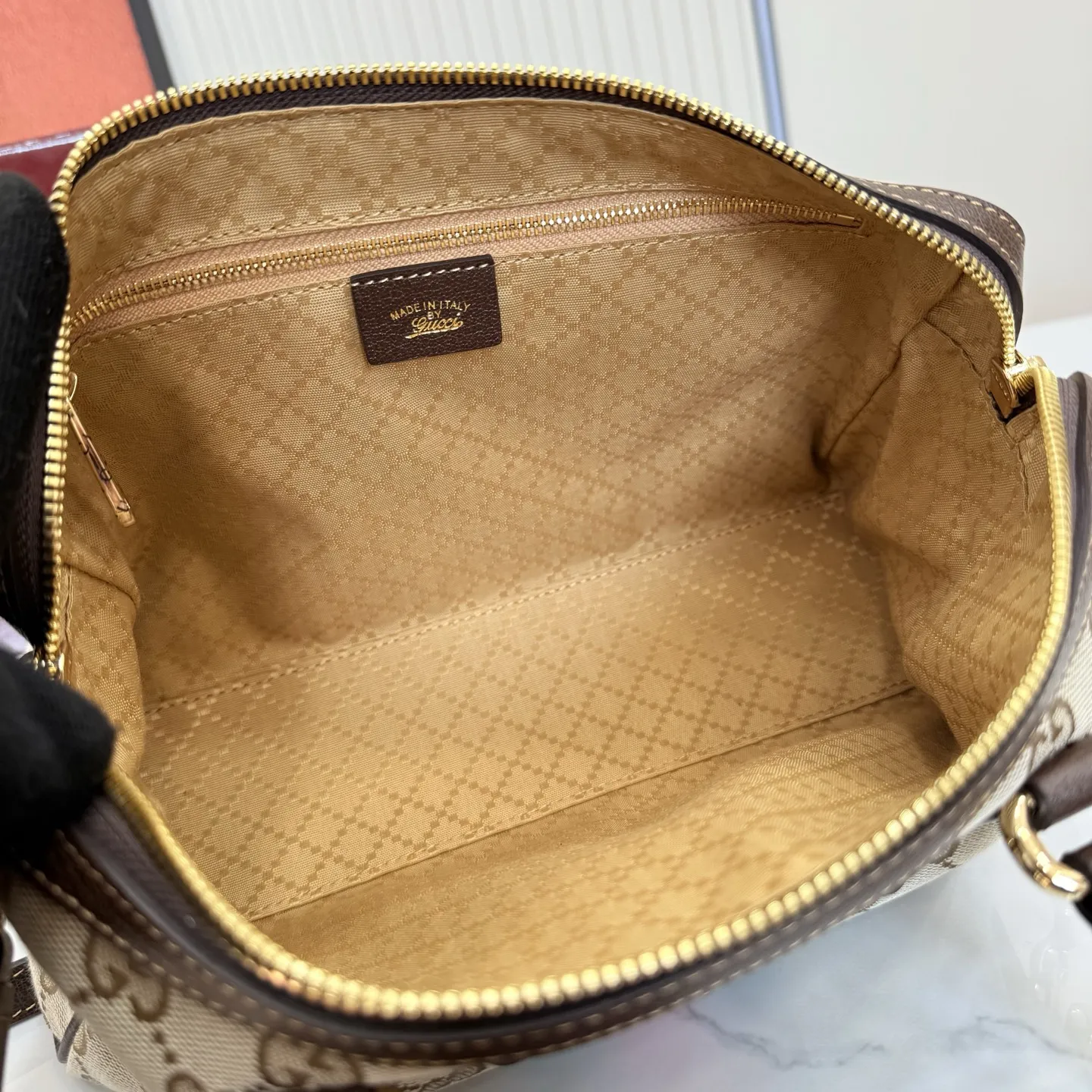p640。【配全套专柜包装】‼️2026春夏系列全新上市。Gucci Borsetto系列名称巧妙融合意大利语&ldquo;borsa&rdquo;（手袋）和&ldquo;morsetto&rdquo;（马衔扣）二词。 这款手袋甄选轻盈挺括的GG帆布打造，以复古风格沙色配色匠心呈献，源自典藏的钻石菱格纹图案演绎全新衬里。 沙色和深棕色GG帆布 深棕色软皮皮革滚边 金色调配件 米色帆布衬里饰钻石菱格纹图案 Horsebit、Web和皮革标签，带有&ldquo;Made in Italy by Gucci&rdquo;标志 手柄高：20cm 可拆卸和可调节的皮革肩带，高：44 - 50厘米；长度：100 - 115厘米 双拉链开合 型号：866732。 尺寸：28厘米（宽）x 15厘米（高）x 10厘米（深） 重量：约0.5千克 颜色：杏布/棕色。 意大利创作