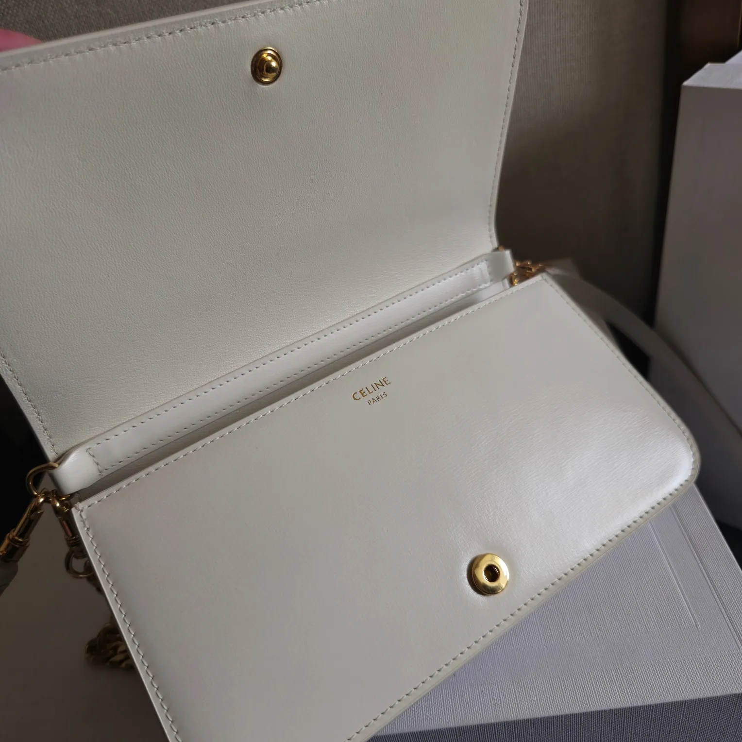 💰550 新品上线🅰️🅰️ CELINE 新品上线. TRIOMPHE CANVAS 标志印花 翻盖配以装饰性TRIOMPHE 锁扣,按扣开合 ,内设一个主隔层 一个扁平口袋 🉑️拆卸链条 和🉑️调节皮肩带 . 多种背法 容量的话日常出行必备的手机 口红 钥匙 轻轻松松装下 三合一设计 果然是香饽饽 🫶🏻完美满足了所有场合需求! 款号:110972 尺寸:20.5x11x4(配原版包装)