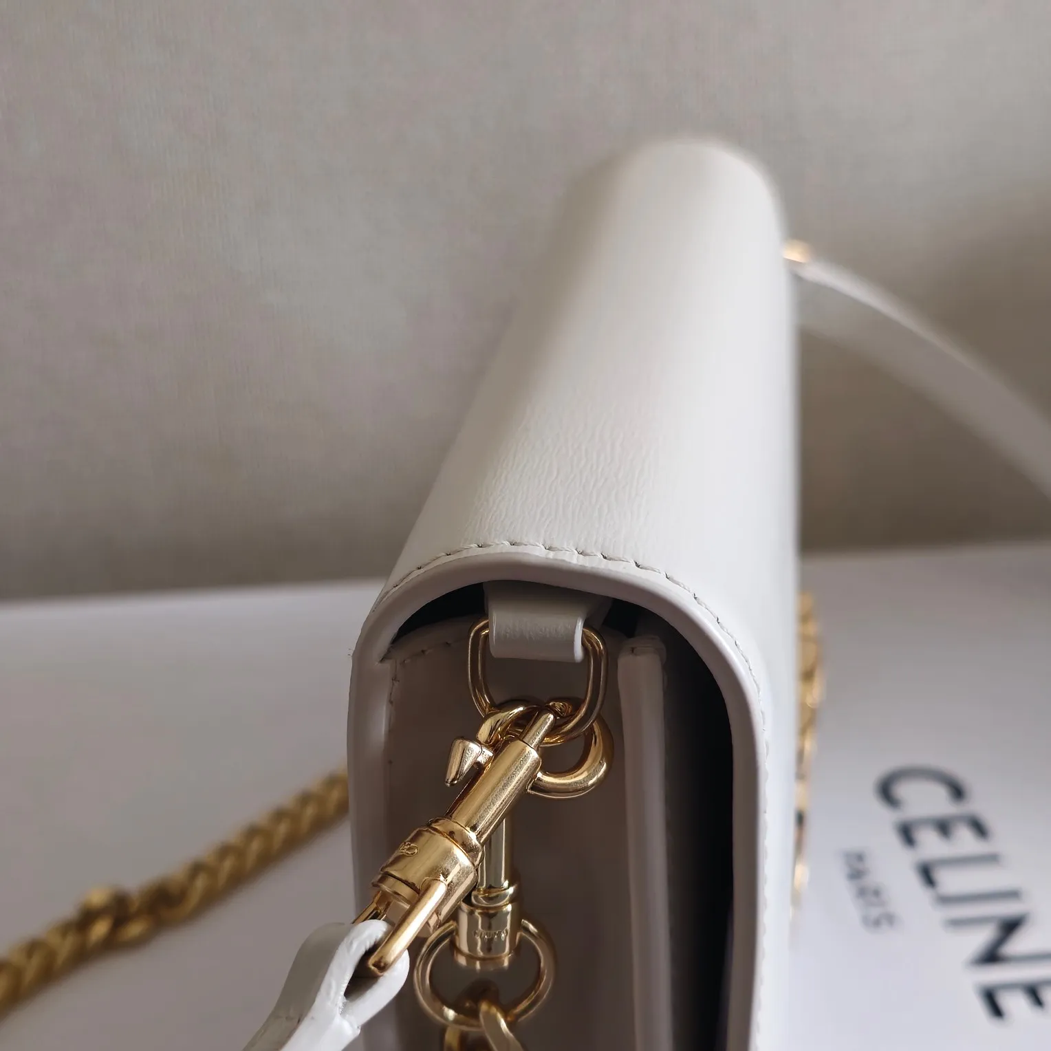 💰550 新品上线🅰️🅰️ CELINE 新品上线. TRIOMPHE CANVAS 标志印花 翻盖配以装饰性TRIOMPHE 锁扣，按扣开合 ，内设一个主隔层 一个扁平口袋 🉑️拆卸链条 和🉑️调节皮肩带 . 多种背法 容量的话日常出行必备的手机 口红 钥匙 轻轻松松装下 三合一设计 果然是香饽饽 🫶🏻完美满足了所有场合需求！ 款号：110972 尺寸：20.5x11x4（配原版包装）