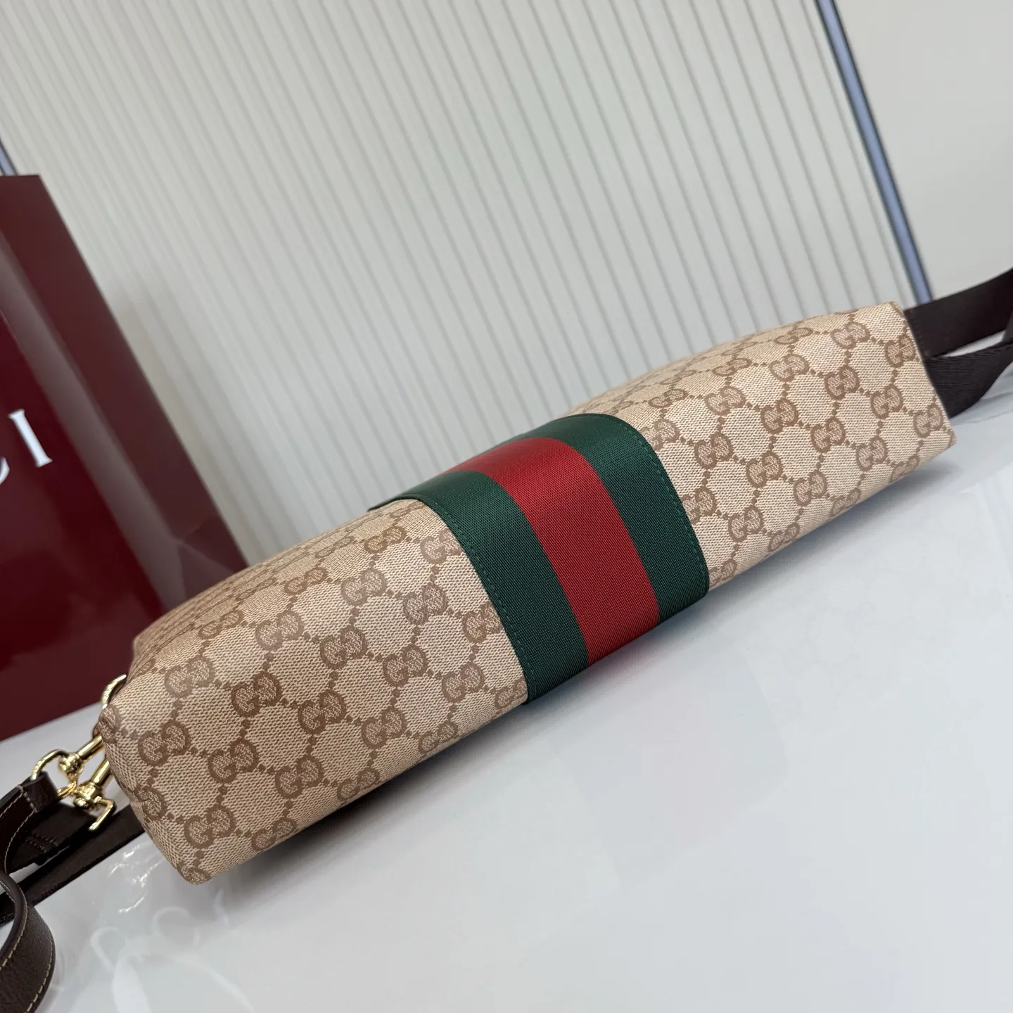 p530。【配全套包装】‼️Generation Gucci古驰世代系列深入探索品牌的典藏元素，将不同世代的设计融合为统一的美学叙事。全新的比例设计为标志性织带注入新的活力。这款轻盈的GG涂层帆布款式配有皮革滚边，增添精致感。 沙色和深棕色GG涂层帆布 深棕色皮革滚边 红绿织带 深棕色皮革细节，内侧饰有&ldquo;Gucci Made in Italy&rdquo;金色烫金标识 棕色织物衬里 内部：1个拉链口袋 可拆卸皮革腕带 可拆卸和可调节尼龙肩带，下垂长度 55 厘米；长度 100 厘米 - 128 厘米 拉链封口，镌刻&ldquo;Gucci made in Italy&rdquo;拉链头 型号：A002KX。 尺寸：33厘米（宽）x 20厘米（高）x 6厘米（深） 重量：约0.4千克 颜色：杏色/水晶。 意大利创作