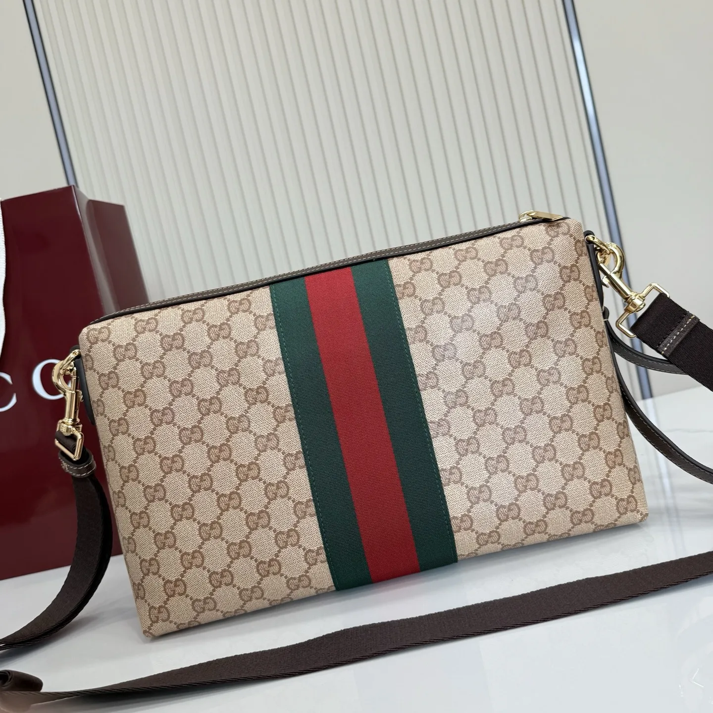 p530。【配全套包装】‼️Generation Gucci古驰世代系列深入探索品牌的典藏元素，将不同世代的设计融合为统一的美学叙事。全新的比例设计为标志性织带注入新的活力。这款轻盈的GG涂层帆布款式配有皮革滚边，增添精致感。 沙色和深棕色GG涂层帆布 深棕色皮革滚边 红绿织带 深棕色皮革细节，内侧饰有&ldquo;Gucci Made in Italy&rdquo;金色烫金标识 棕色织物衬里 内部：1个拉链口袋 可拆卸皮革腕带 可拆卸和可调节尼龙肩带，下垂长度 55 厘米；长度 100 厘米 - 128 厘米 拉链封口，镌刻&ldquo;Gucci made in Italy&rdquo;拉链头 型号：A002KX。 尺寸：33厘米（宽）x 20厘米（高）x 6厘米（深） 重量：约0.4千克 颜色：杏色/水晶。 意大利创作