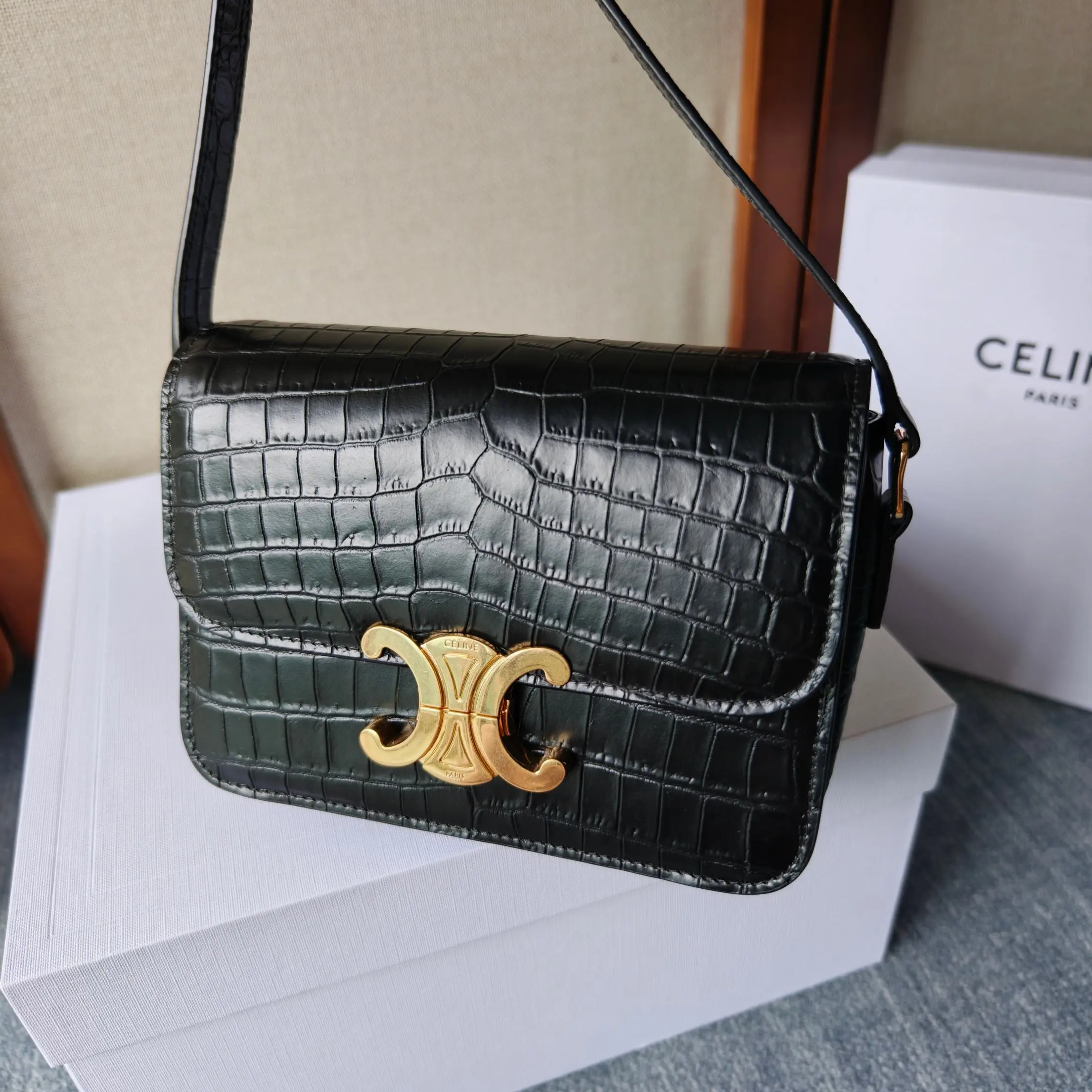 💰680【TEEN TRIOMPHE BAG】经典有品味的作品就是刚出的时候觉得不咋地,但是经过时间的沉淀,让众人都逃不过真香法则,说的就是这款C家的TEEN TRIOMPHE 凯旋门!开创了C家新时代最具标志性的LOGO,双C凯旋门扣!整个包以凯旋门扣作为点缀,包身采用细鳄鱼纹纹理的进口牛皮,内里采用羊隔做皮层设计,容量问题不用考虑,够够的!肩带可调节长短,满足宝宝们各种使用需求!堪称完美的一款,赶紧收入囊中吧!尺寸:18.5*14*5cm;型号:188423