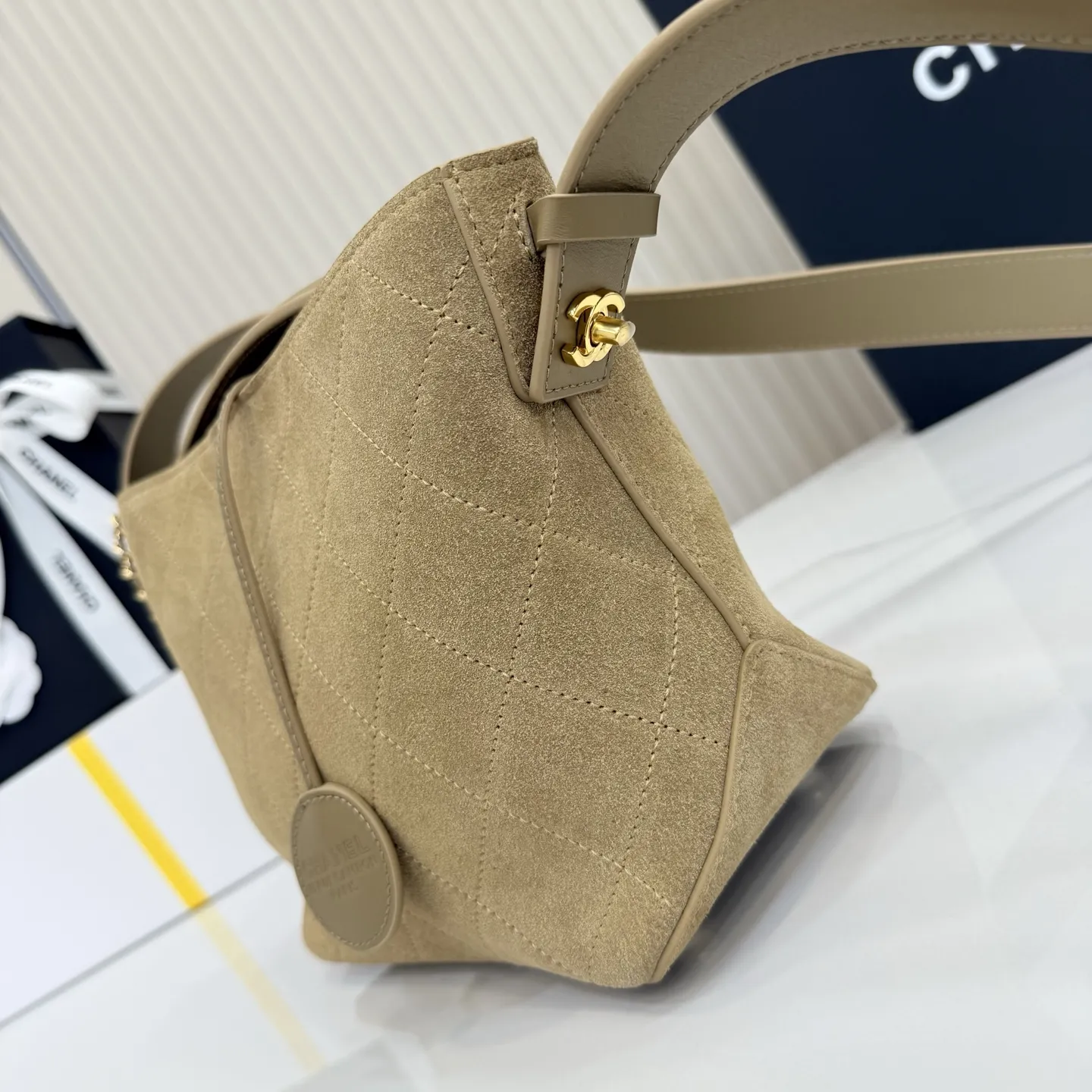 p750。【配全套包装】‼️𝐂𝐡𝐚𝐧𝐞𝐥 26s隐藏款 又是一只隐藏款小皮具,性价比太高了!比hobo能装、上身好看精致 小牛皮的加持、简直是今年的神仙款!耐用又美丽! 可拆卸手柄以及皮肩带,单肩、斜跨、手拎、均🉑!多种背法赚翻了好吗!! 自重非常轻、可以放得下各种随身物品,,这么实用百搭的谁能不心动 独家款,这款现在市场上任何人都没有,再强调一点,我说的独家是独家原汁原味的欧洲货,老渠道出来的;这个款好看死了,绝了!!! 还有个手提!!!像流行了很多年的中古包! 尺寸:26-11-19cm 型号:as6268 颜色:棕色/麂皮。