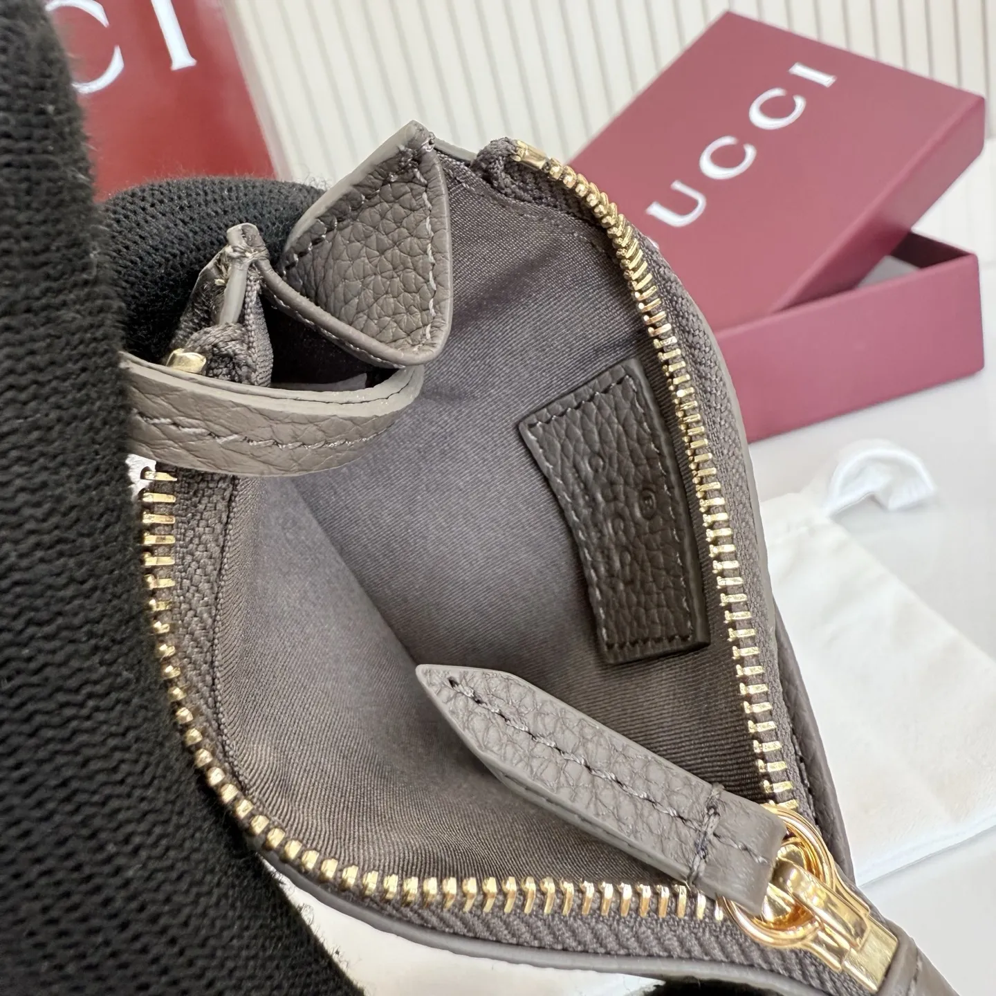p160。【配全套包装】‼️Generation Gucci 系列深入探索品牌典藏元素,将不同年代的设计融合于一体,呈现出独特的美学叙事。GG Marmont 系列包含双色款式,如这款配有标志性双G造型配件的拉链钥匙包。 深灰褐色皮革 沙色和深棕色GG Supreme帆布滚边 金色调配件 深灰褐色塔夫绸衬里 双G 钥匙扣钩 内部:2个平底口袋,1个拉链口袋,4个卡片隔层 拉链开合 重量:约0.066千克 型号:837966。 尺寸:12厘米(宽)x 8.5厘米(高) 颜色:啡深灰褐色。 意大利创作