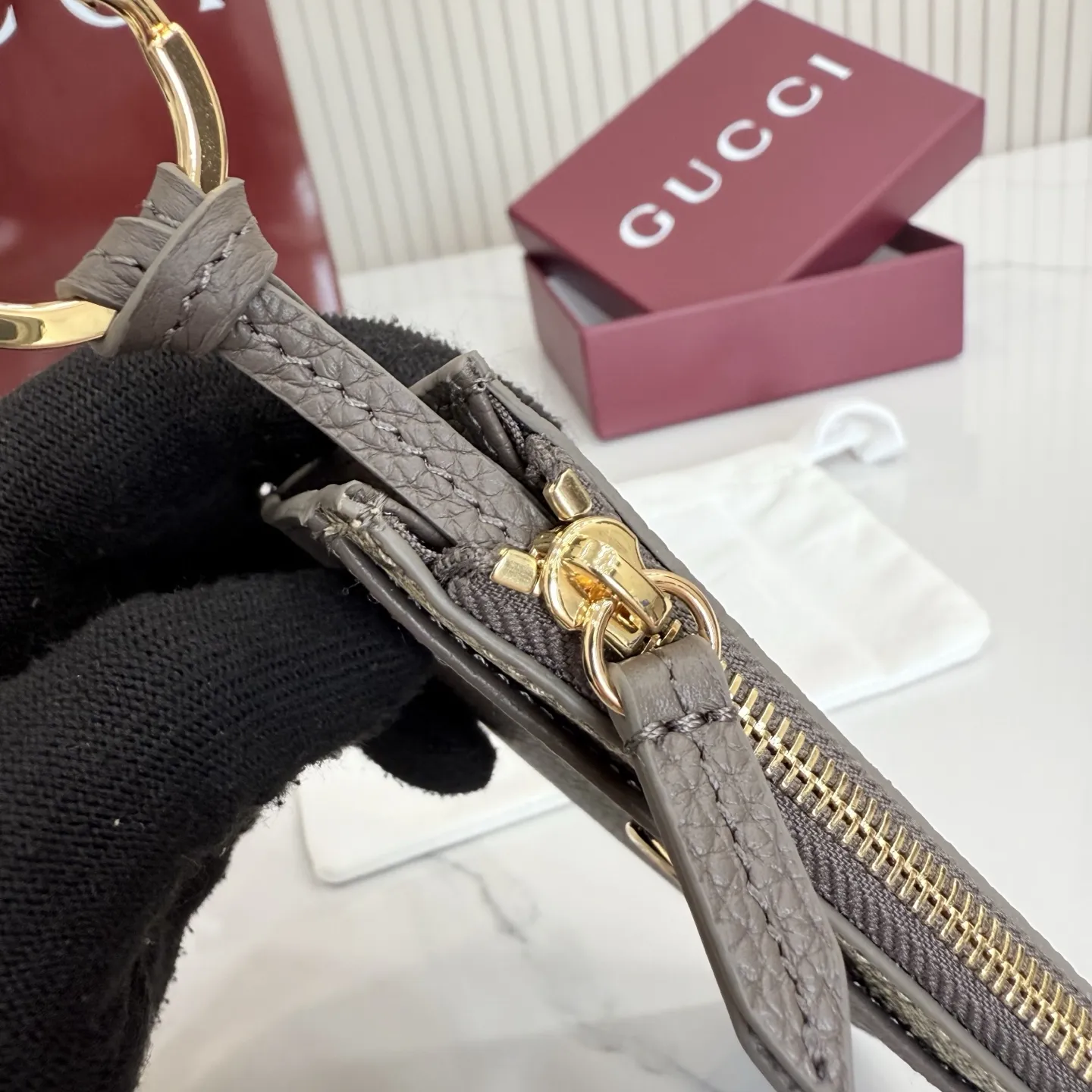 p160。【配全套包装】‼️Generation Gucci 系列深入探索品牌典藏元素,将不同年代的设计融合于一体,呈现出独特的美学叙事。GG Marmont 系列包含双色款式,如这款配有标志性双G造型配件的拉链钥匙包。 深灰褐色皮革 沙色和深棕色GG Supreme帆布滚边 金色调配件 深灰褐色塔夫绸衬里 双G 钥匙扣钩 内部:2个平底口袋,1个拉链口袋,4个卡片隔层 拉链开合 重量:约0.066千克 型号:837966。 尺寸:12厘米(宽)x 8.5厘米(高) 颜色:啡深灰褐色。 意大利创作