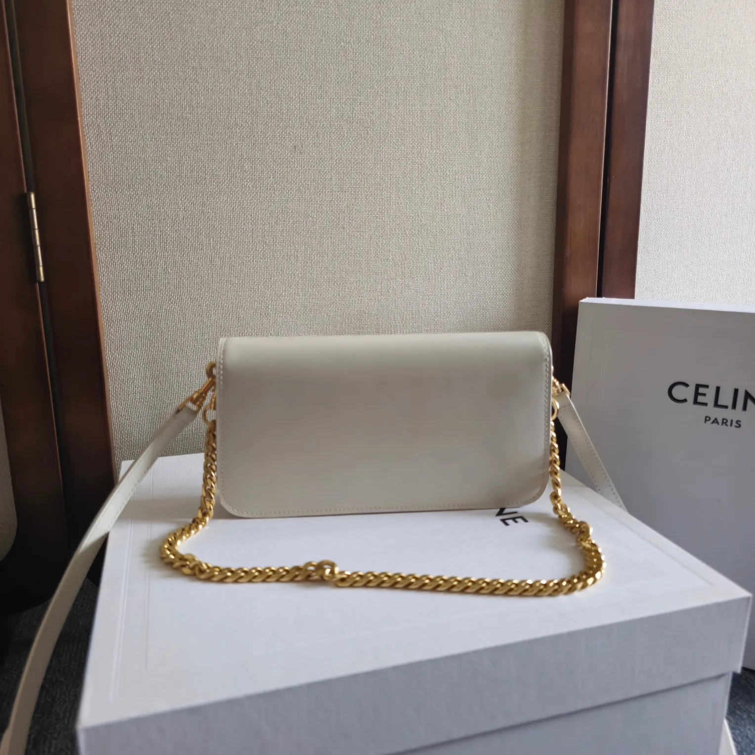 💰550 新品上线🅰️🅰️ CELINE 新品上线. TRIOMPHE CANVAS 标志印花 翻盖配以装饰性TRIOMPHE 锁扣,按扣开合 ,内设一个主隔层 一个扁平口袋 🉑️拆卸链条 和🉑️调节皮肩带 . 多种背法 容量的话日常出行必备的手机 口红 钥匙 轻轻松松装下 三合一设计 果然是香饽饽 🫶🏻完美满足了所有场合需求! 款号:110972 尺寸:20.5x11x4(配原版包装)