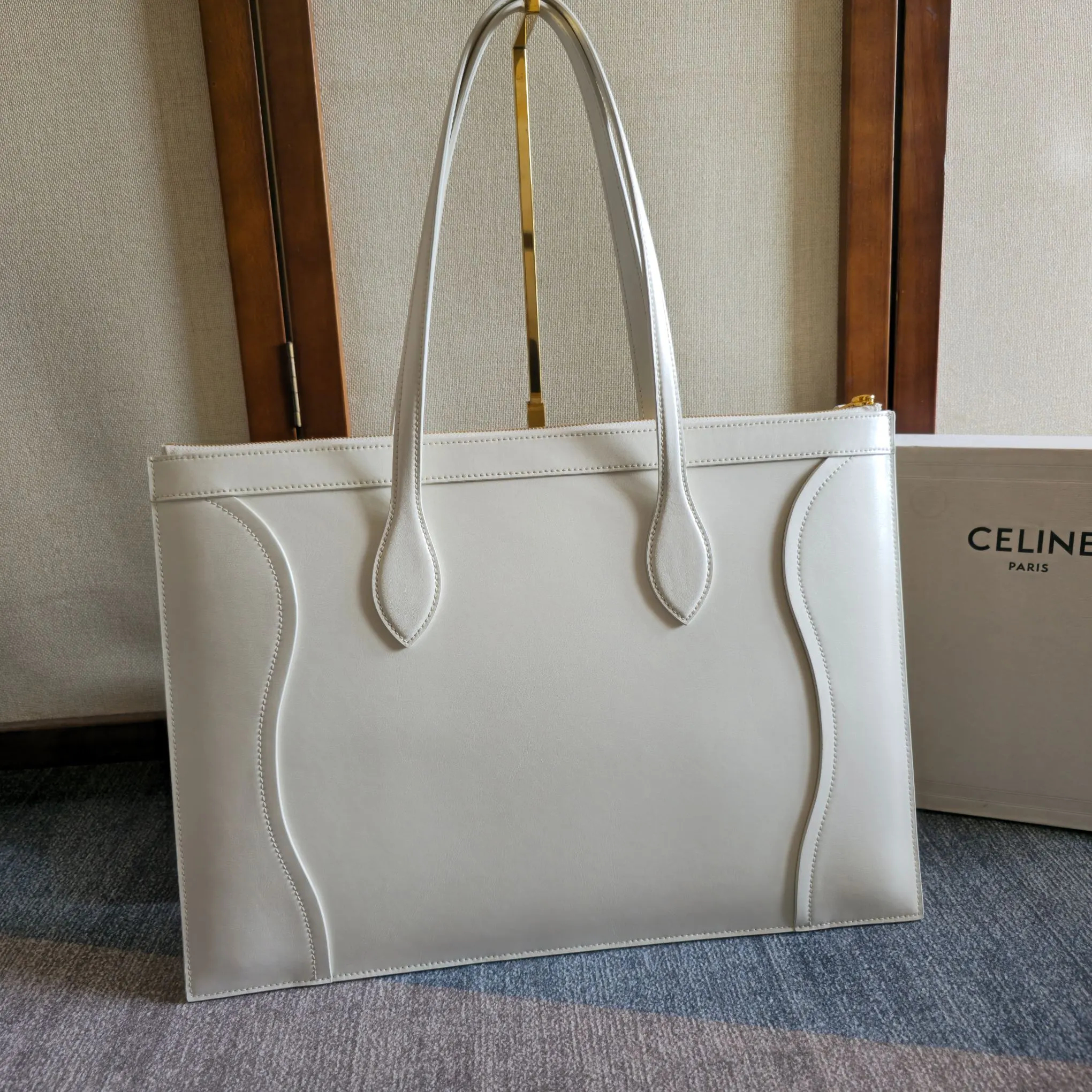 新品上线🅰️🅰️ 2026年春夏新款笑脸包. 十几年前的 It Bag,Ce 笑脸包回归啦…… Ce26春夏大秀,Michael Rider 将10年诞生、红极一时的“笑脸包”带回大众视野。 除了廓形变得更加窄长、囧脸变笑脸以外,还推出了超薄造型的 Flat Cabas 笑脸包。秀款中还有许多不同Size、配色亟待推出✅ 款号:123963 颜色:白色 44.5x31.5x0.5cm:44.5x31.5x0.5cm